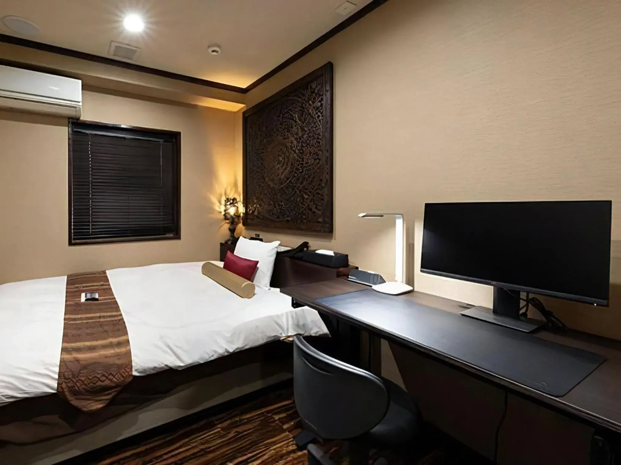 Bed, TV/Entertainment Center in Hotel Bali Tower Osaka Tennoji