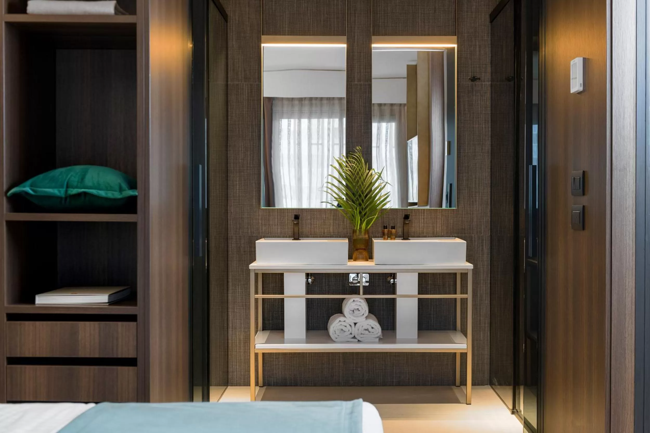 Bathroom, Bed in We Me Suite Hotel