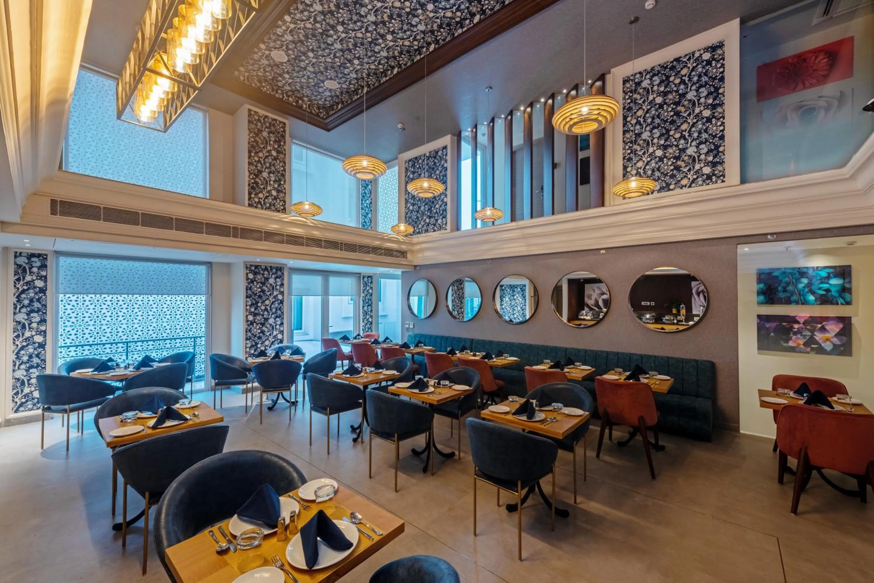 Restaurant/places to eat in Hotel Saket 27