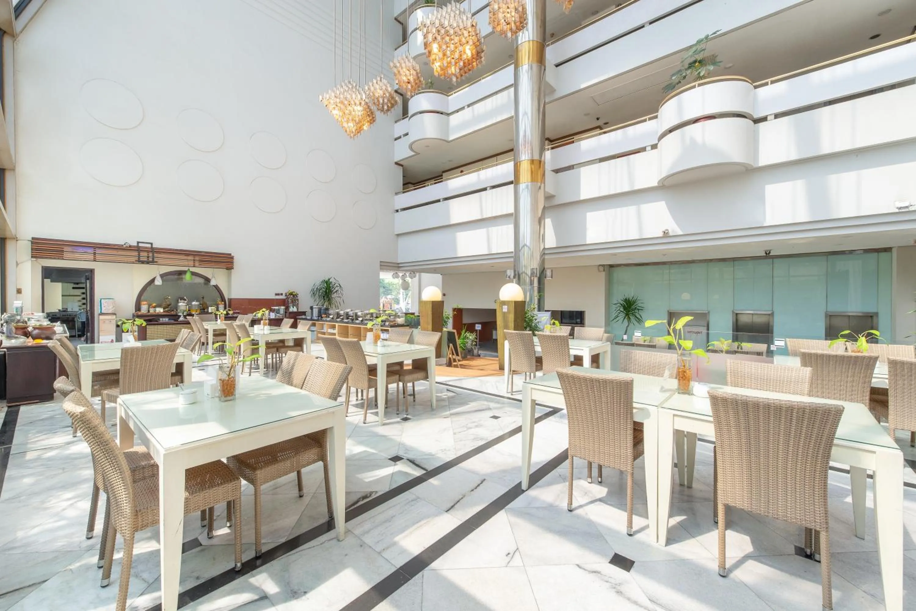 Restaurant/places to eat in Lux Tychi Hotel