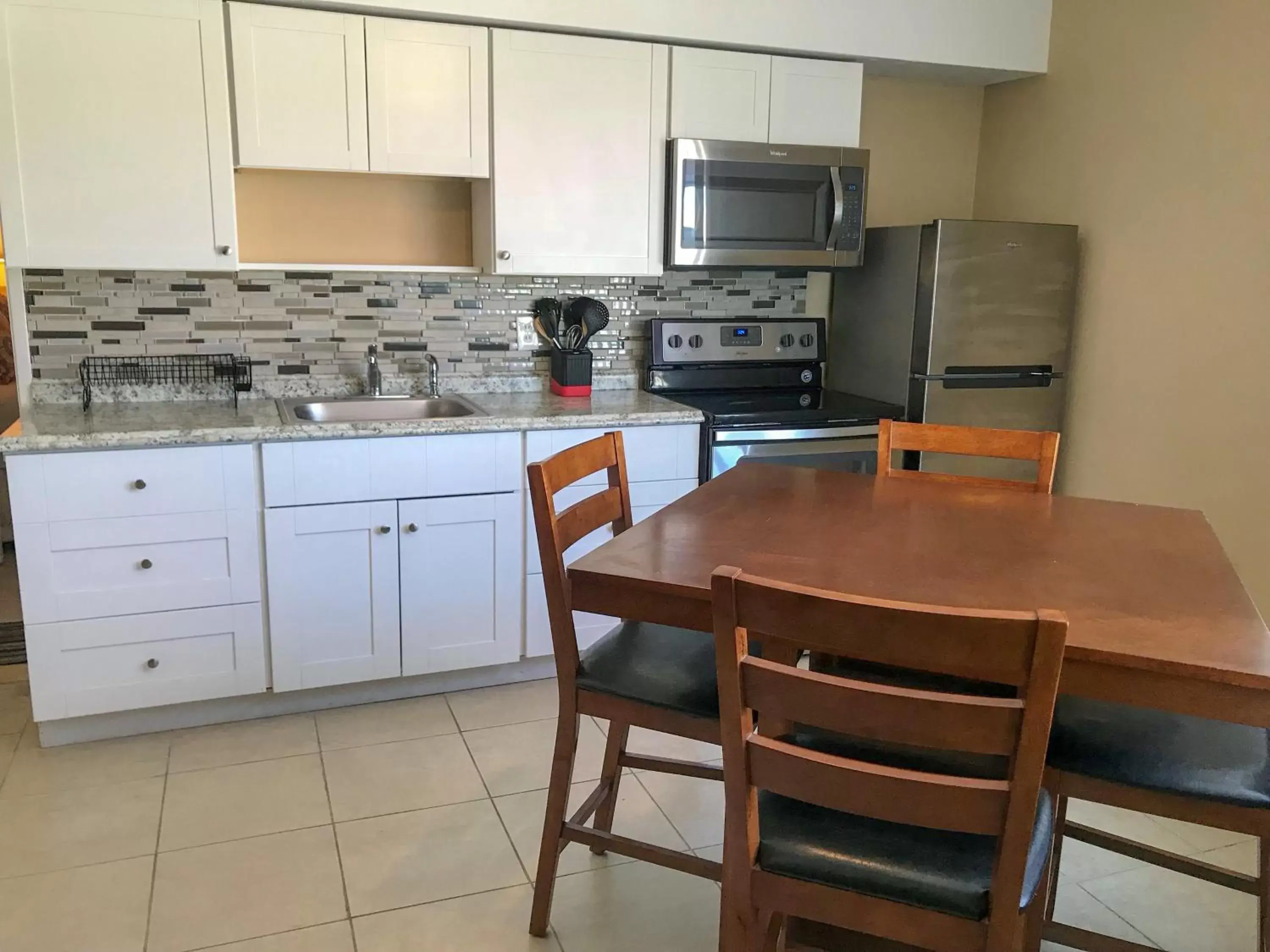 Kitchen/Kitchenette in Haven Hotel - Fort Lauderdale Hotel