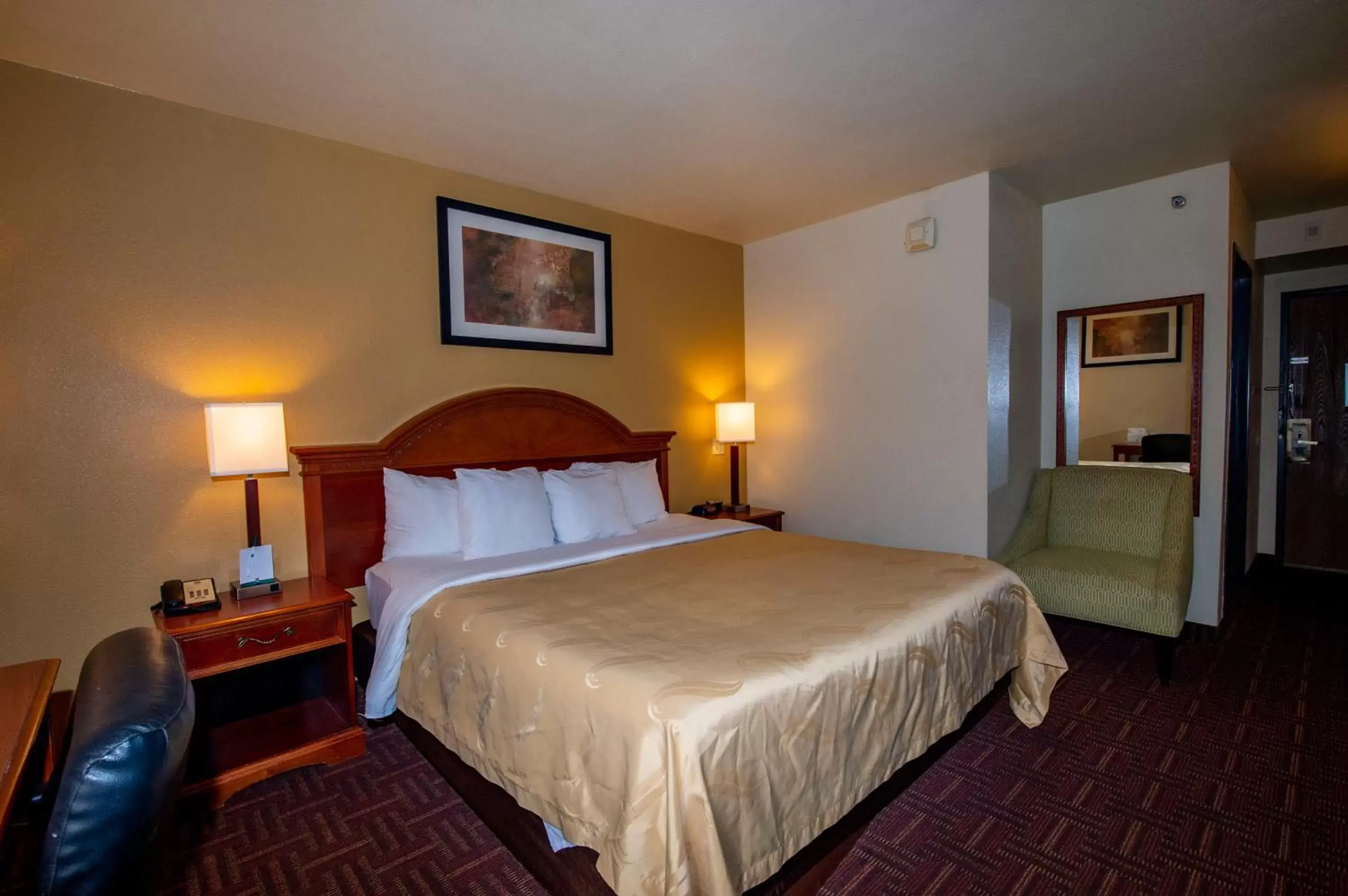 Queen Room First Floor - Accessible/Non-Smoking in Quality Inn South Colorado Springs