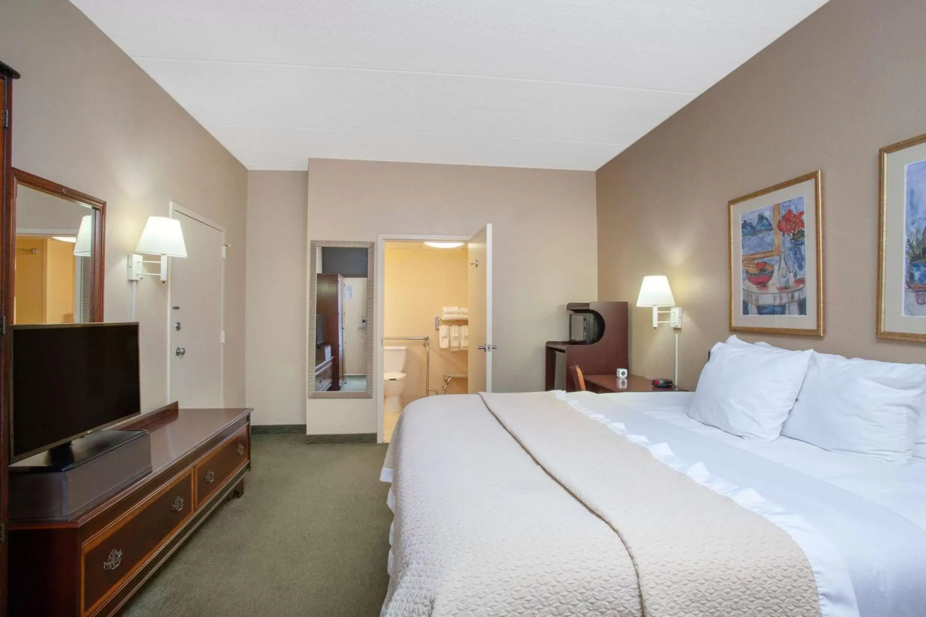 Photo of the whole room, Bed in Days Inn by Wyndham Statesboro
