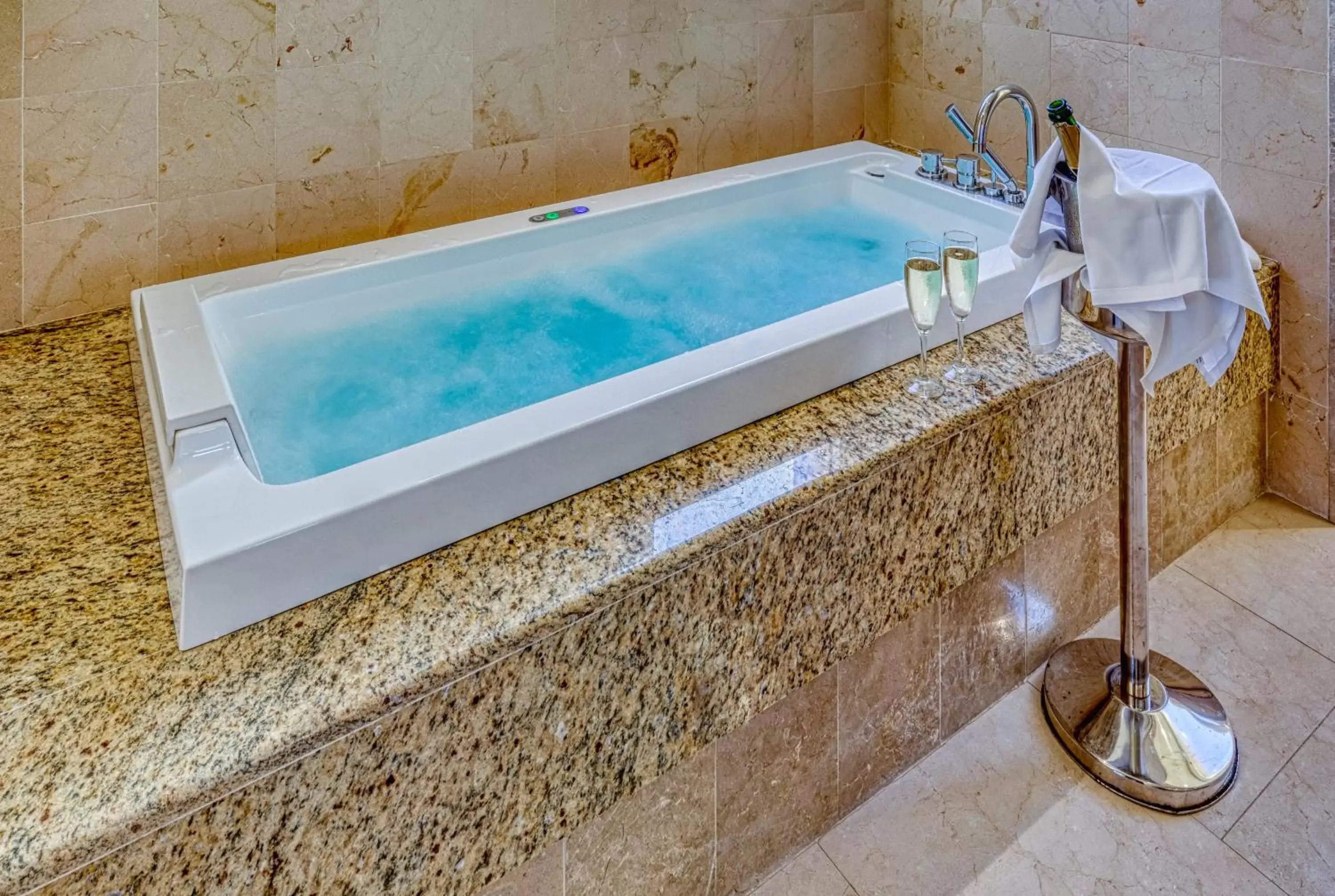 Hot Tub, Bathroom in Senator Mar Menor Golf & Spa Resort