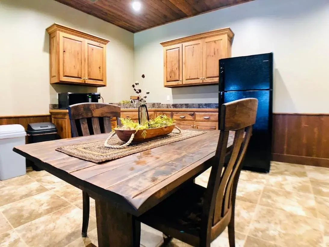 Dining Area in Sojourner's Lodge & Log Cabin Suites