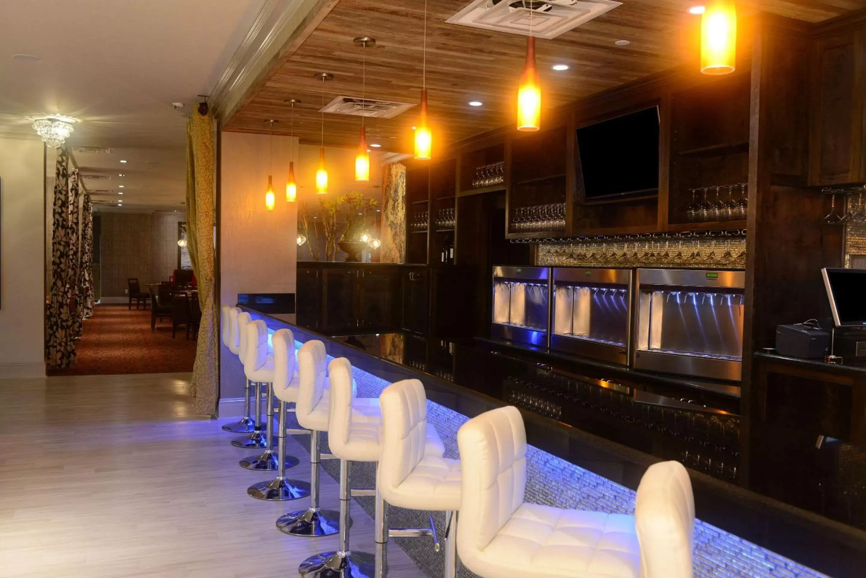 Lounge or bar in White House Hotel