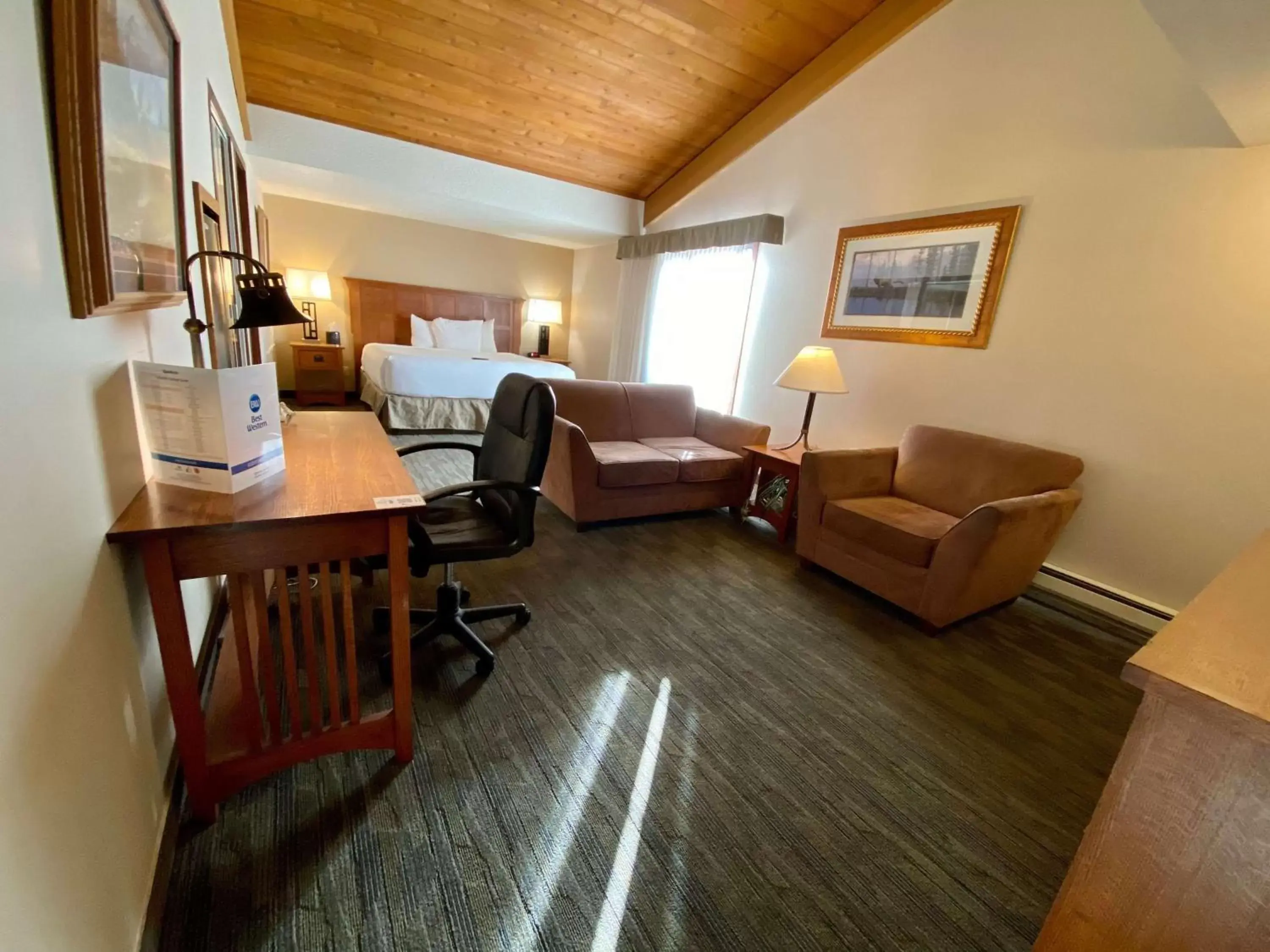 Photo of the whole room, Seating Area in Best Western Sheridan Center