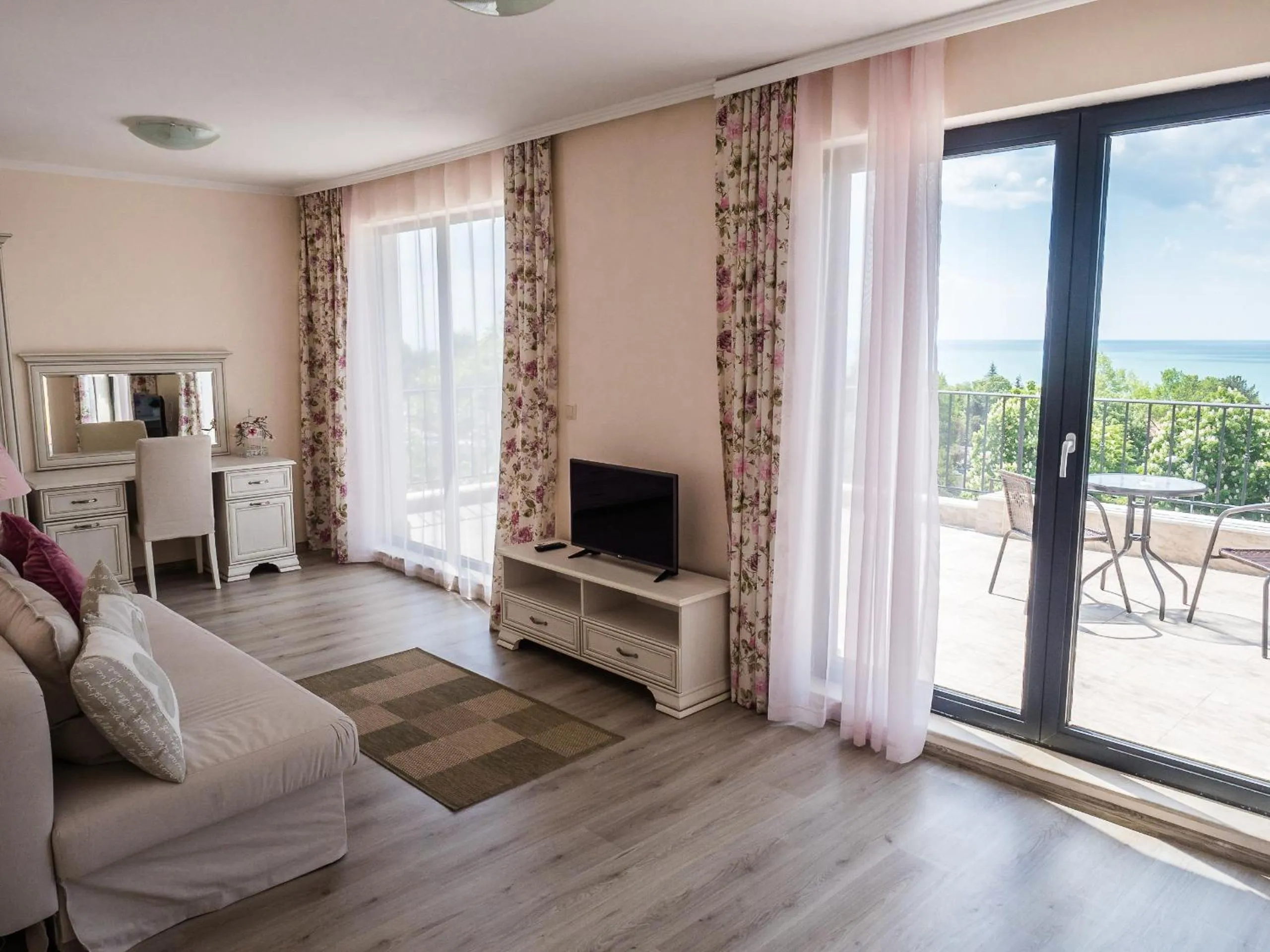 Balcony/Terrace in White Rock Castle Suite Hotel & SPA