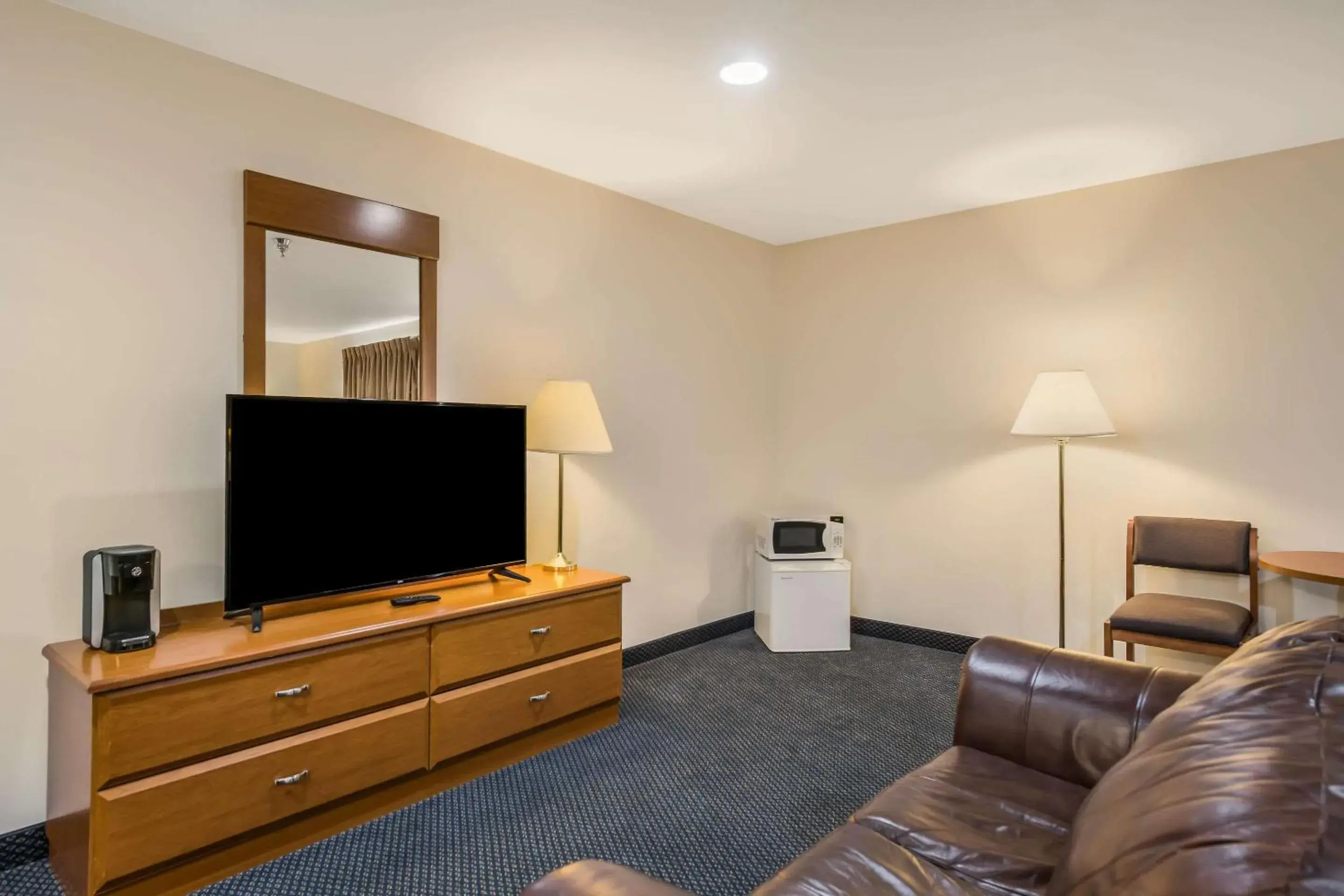 Photo of the whole room, TV/Entertainment Center in EconoLodge by Choice Hotels - Rice Lake