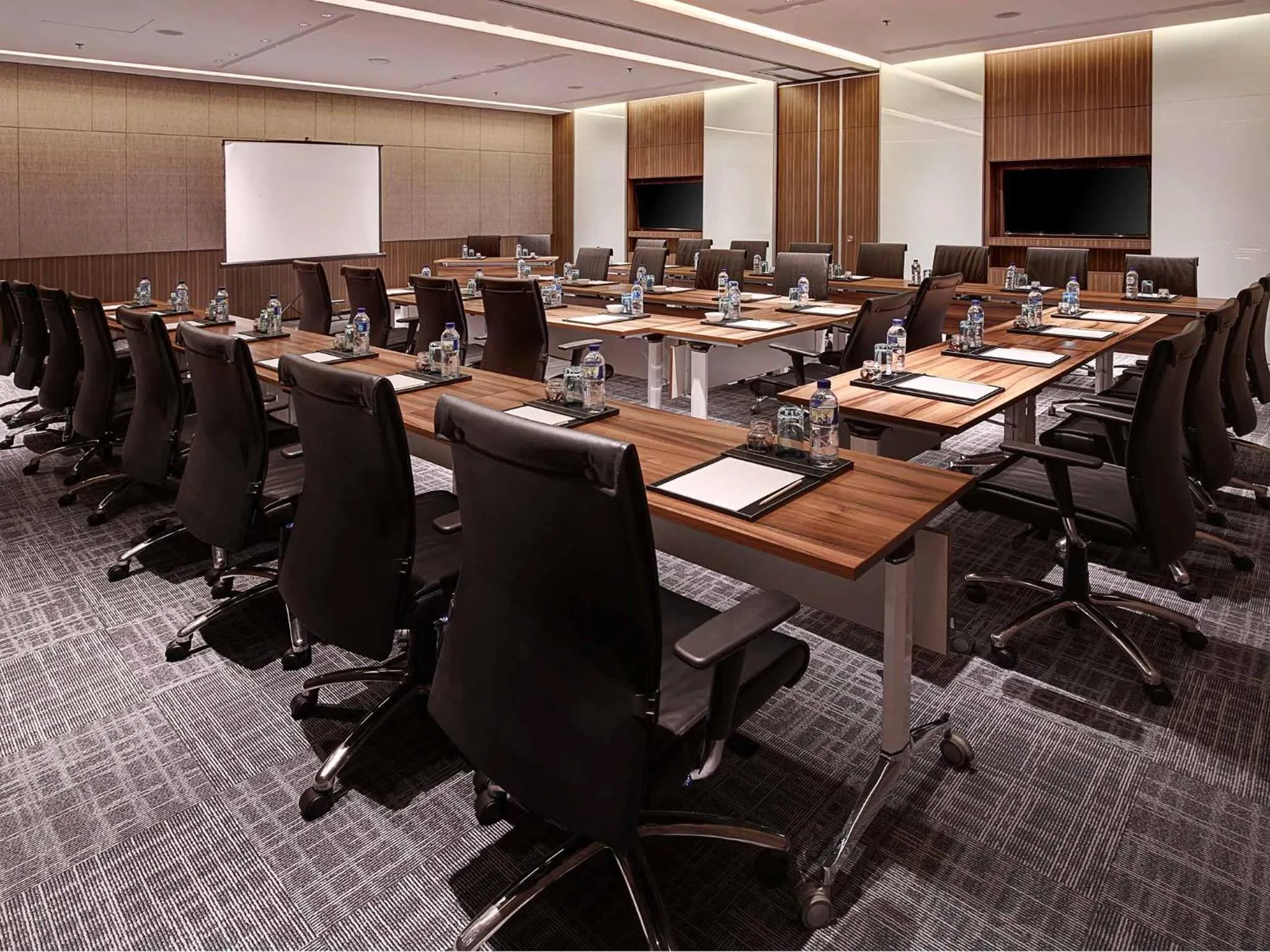 Banquet/Function facilities in Royal Tulip Gunung Geulis Resort and Golf