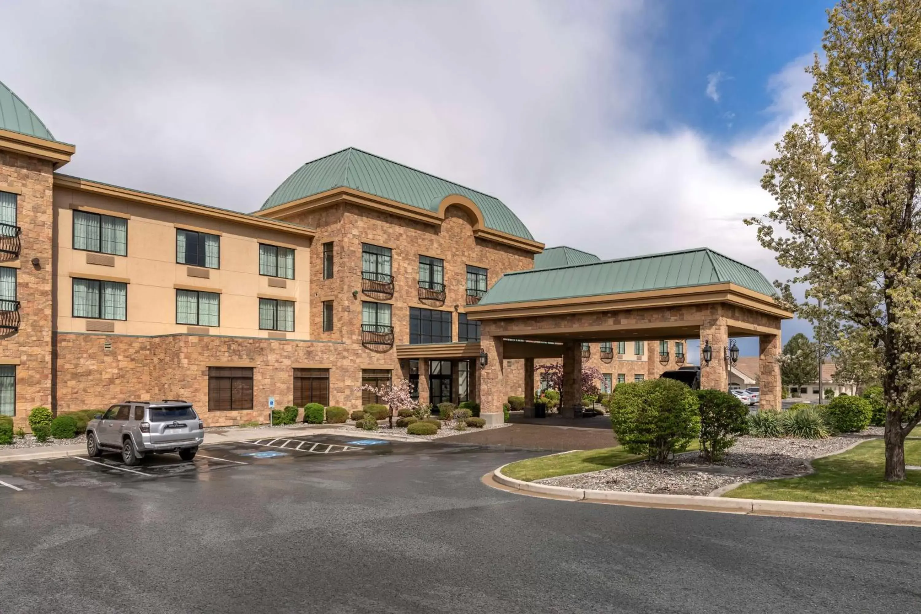 Property Building in Best Western Premier Pasco Inn and Suites