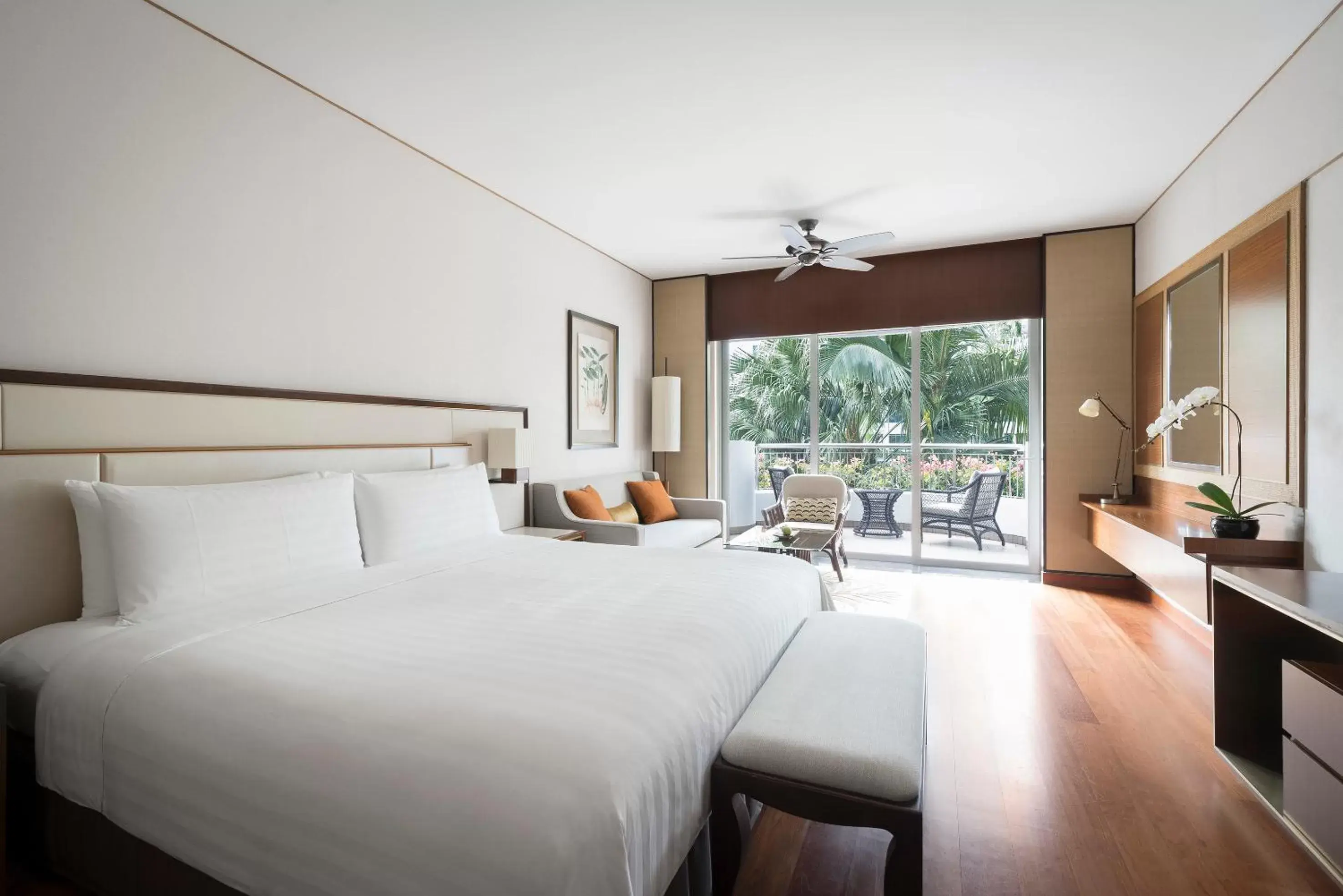 Bedroom, Bed in Shangri-La Singapore