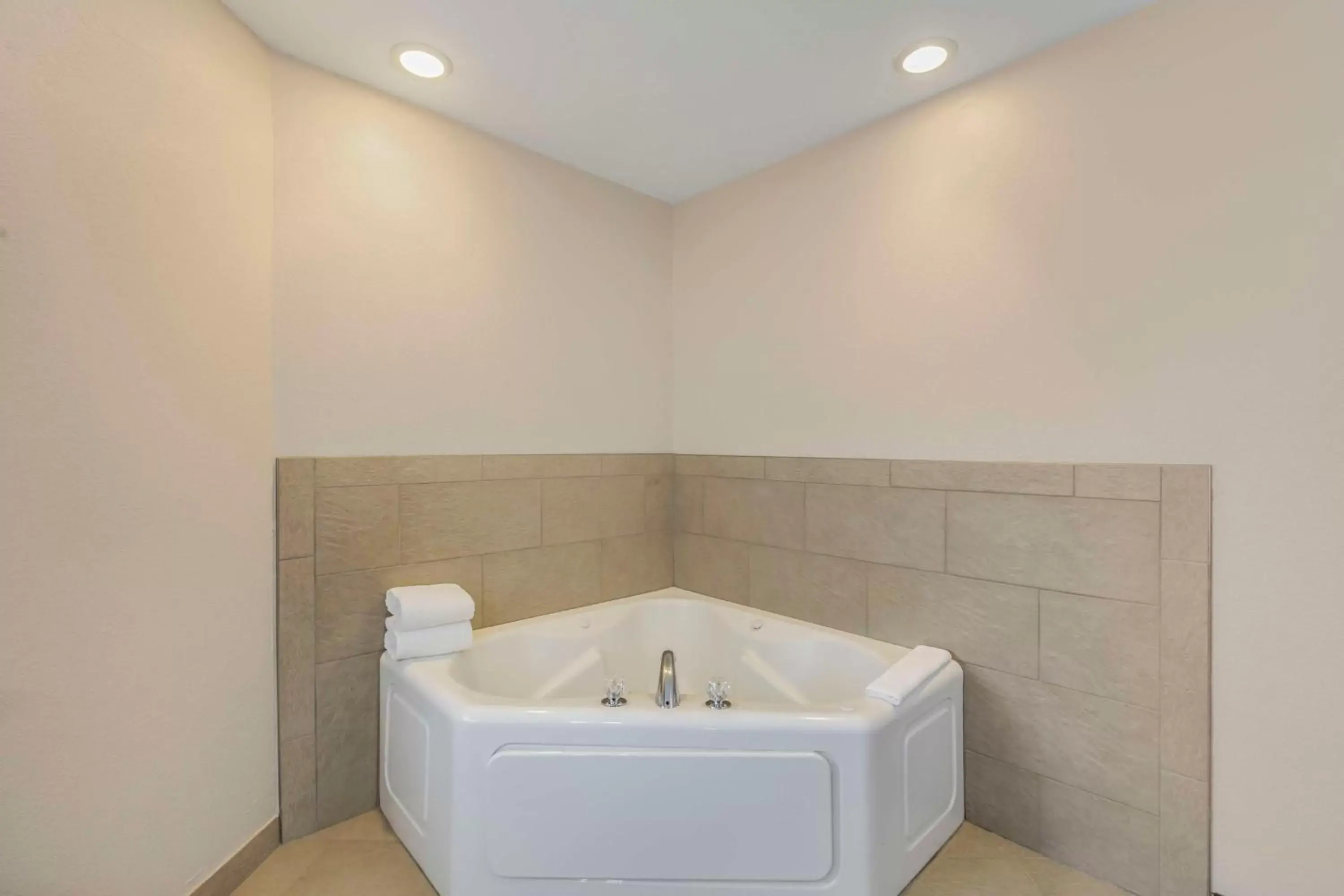Bedroom, Bathroom in Country Inn & Suites by Radisson, Elk Grove Village/Itasca