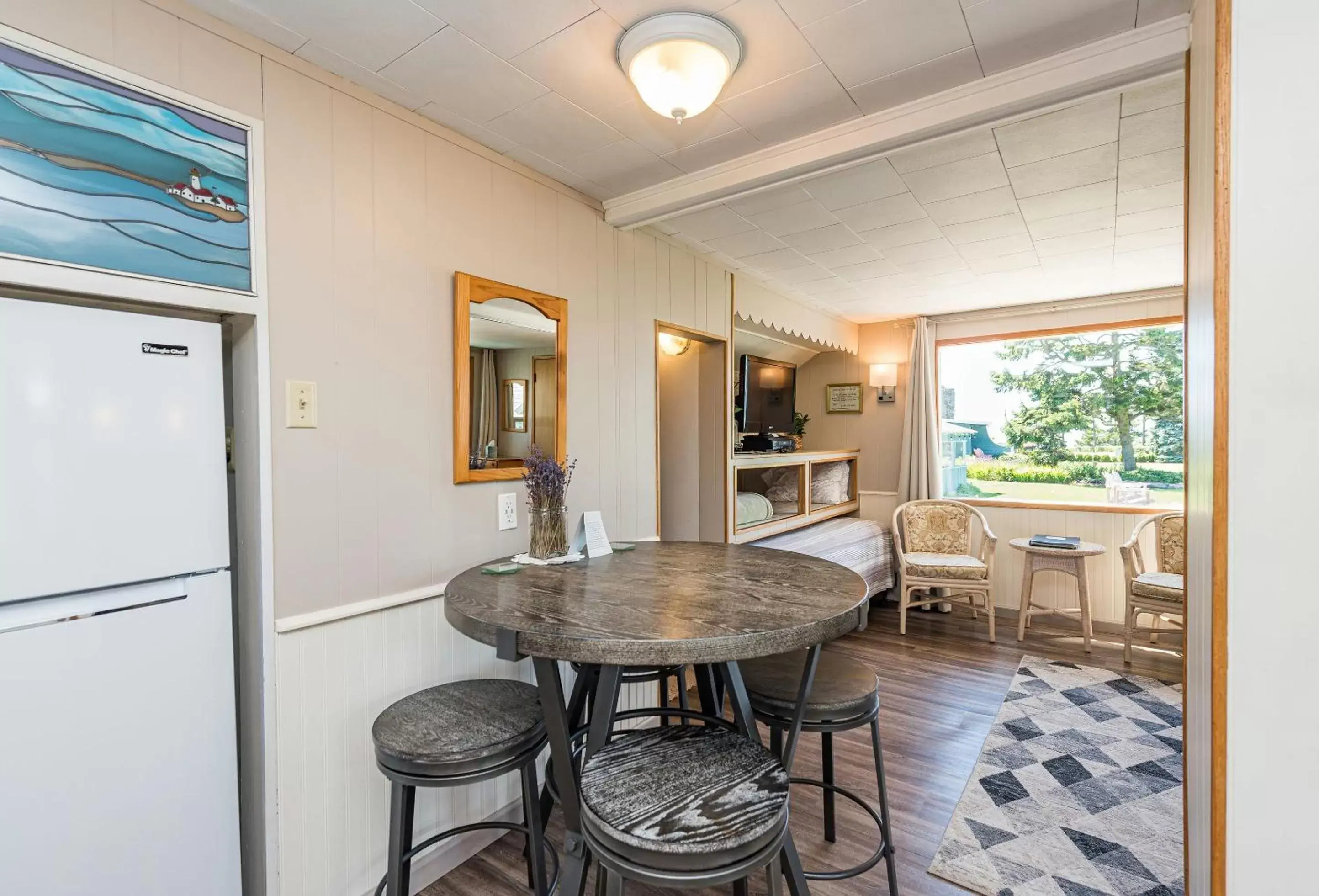 Kitchen or kitchenette, Dining Area in Juan de Fuca Cottages