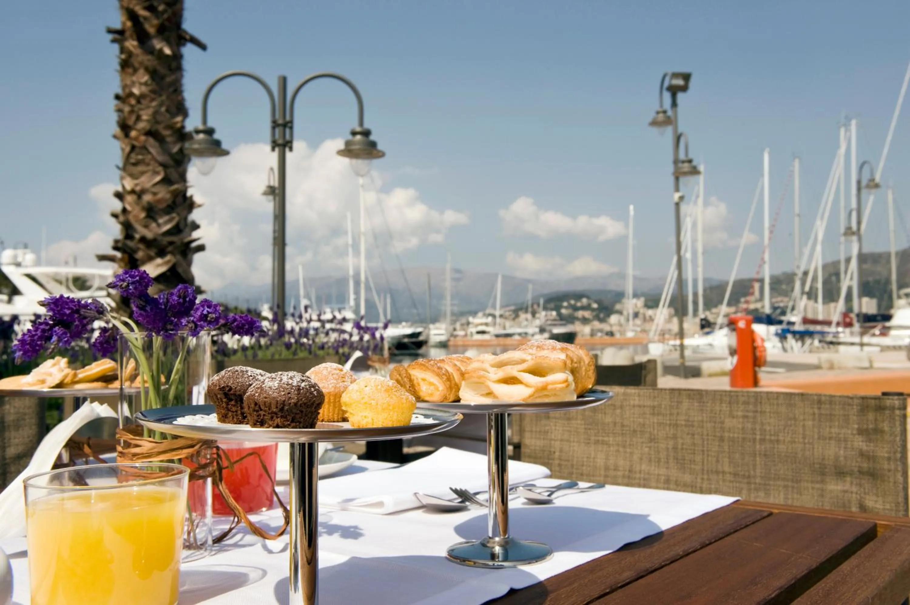 Food and drinks in Marina Place Resort