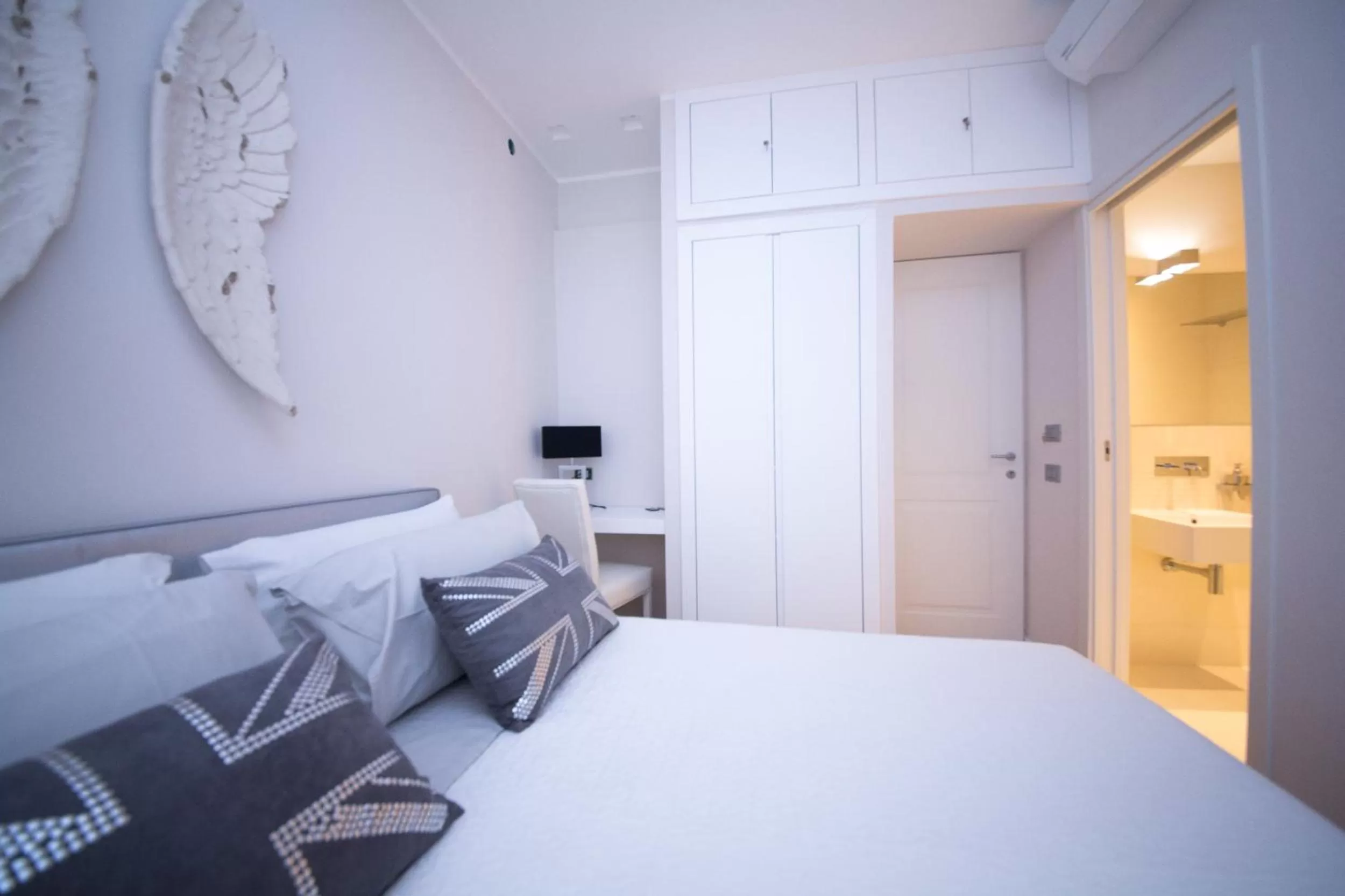 Photo of the whole room, Bed in Suite 136