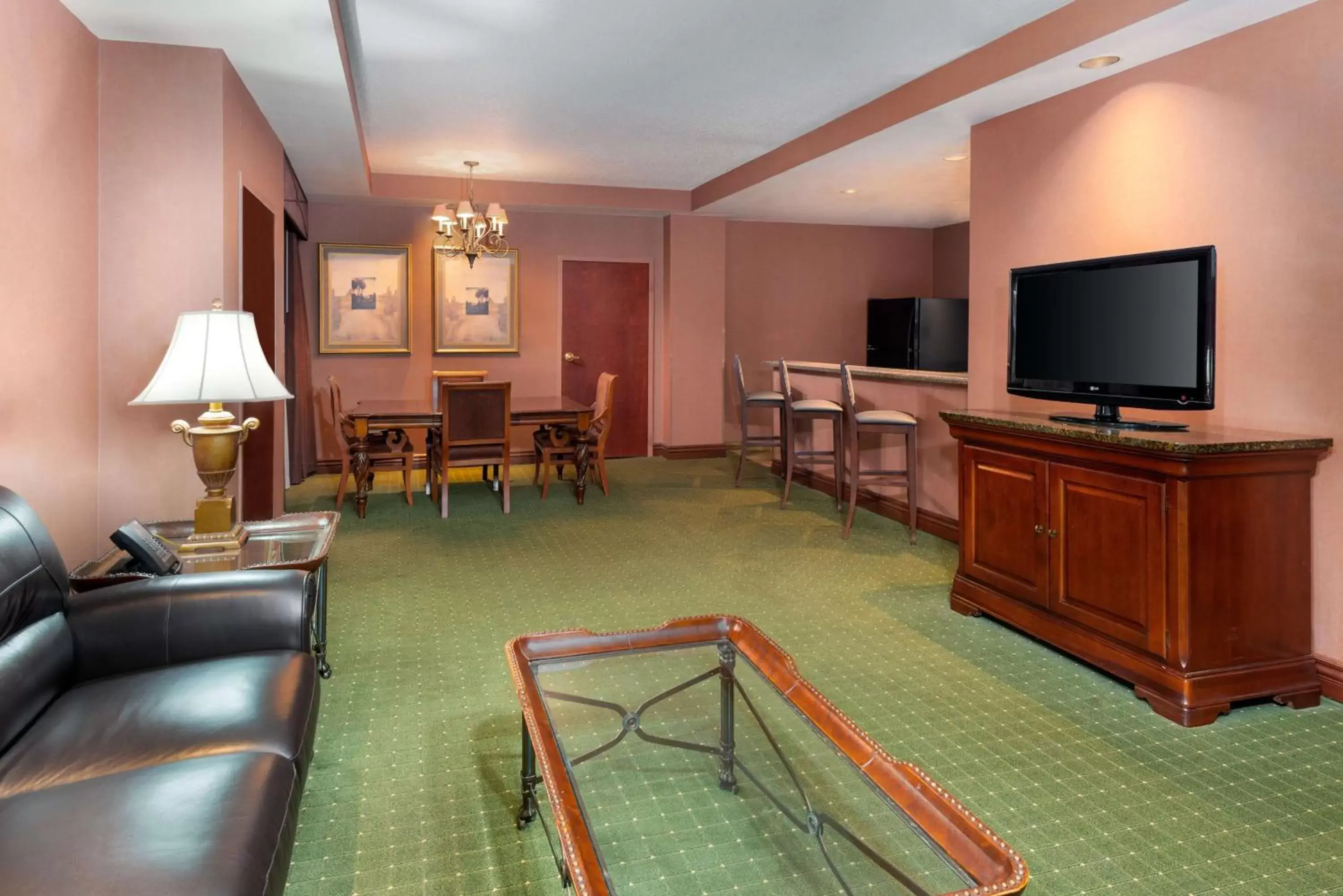 Living room, TV/Entertainment Center in Embassy Suites Lincoln