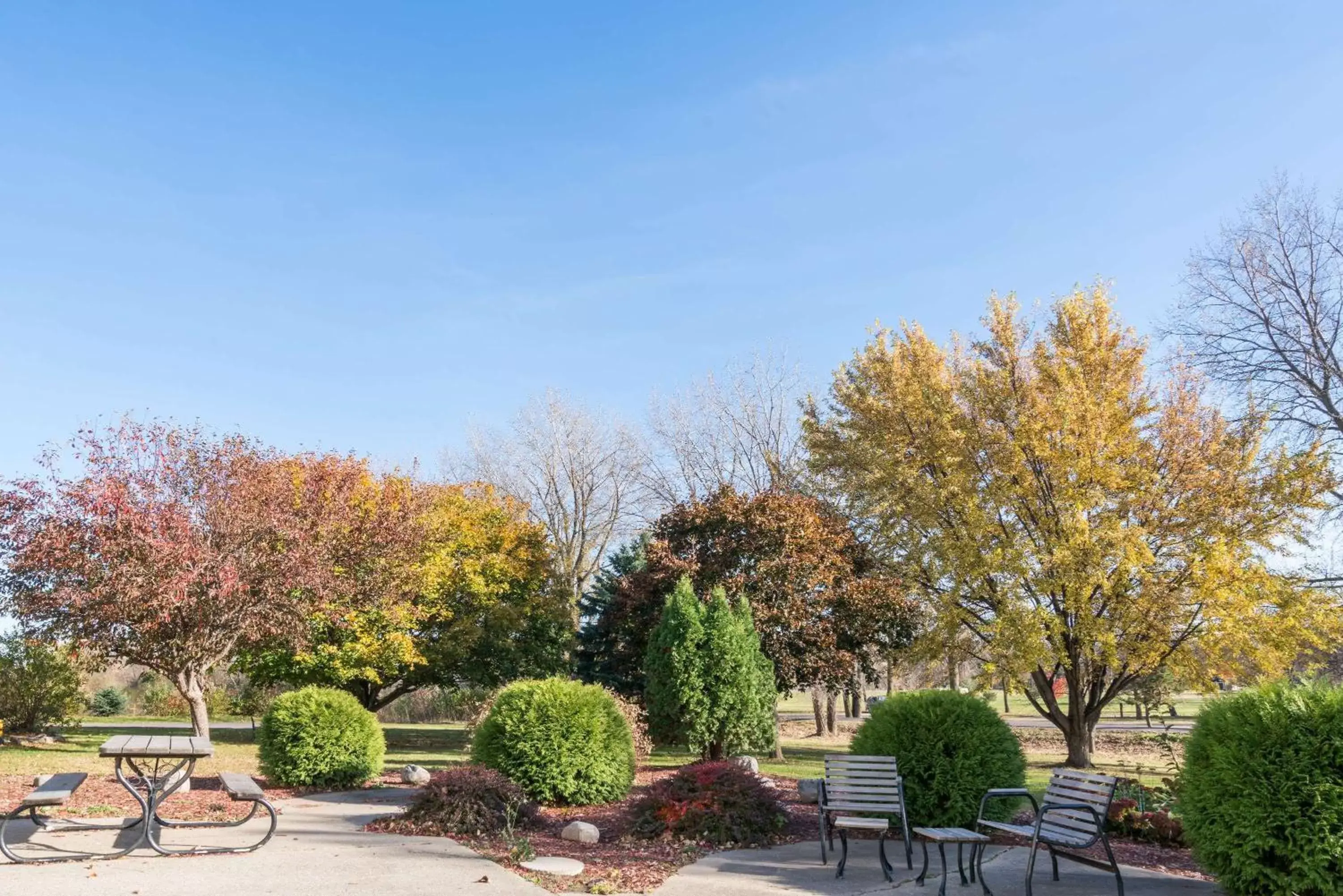 Property building, Garden in Days Inn by Wyndham Hutchinson