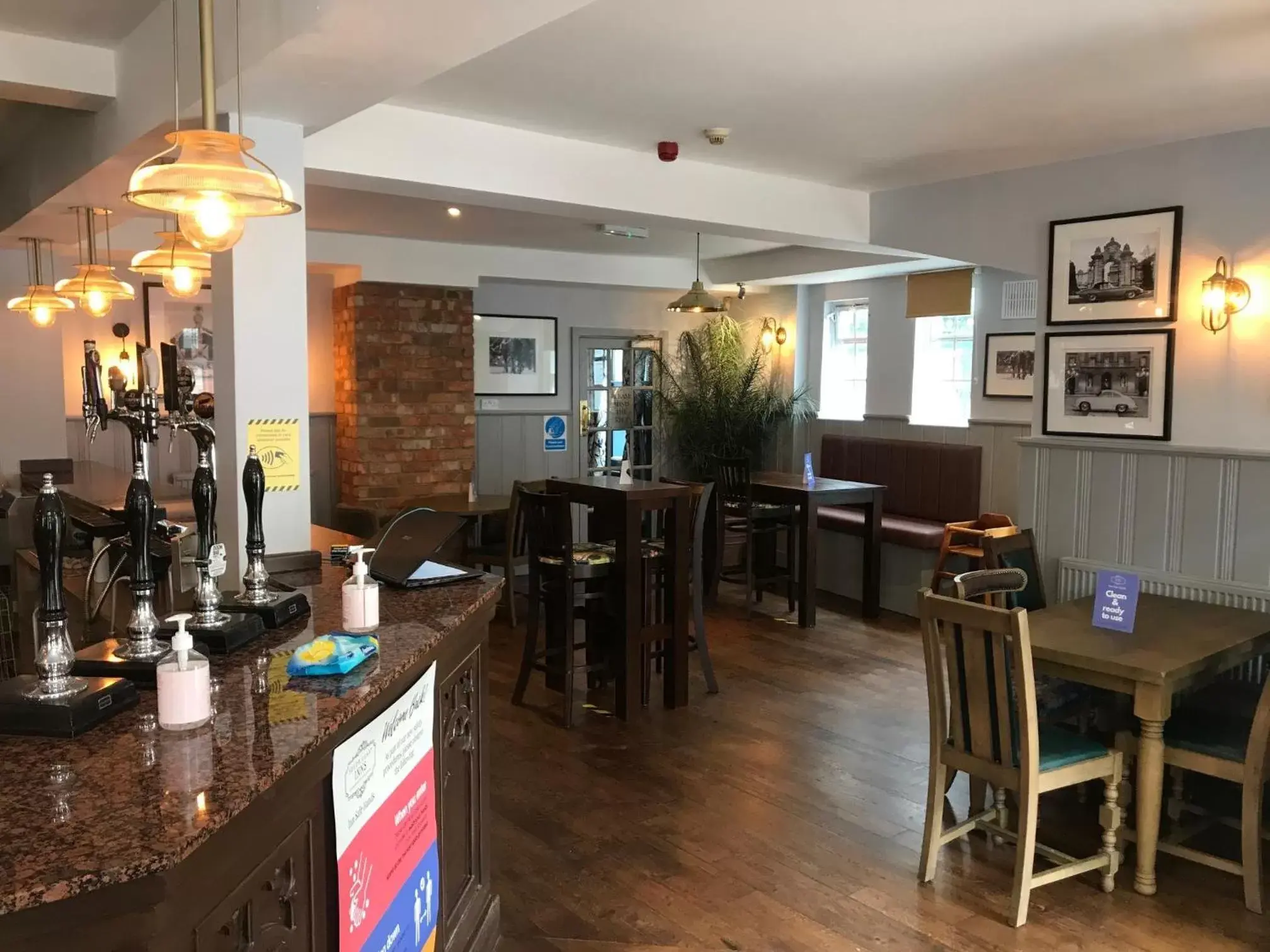 Lounge or bar, Restaurant/Places to Eat in The Crown Hotel