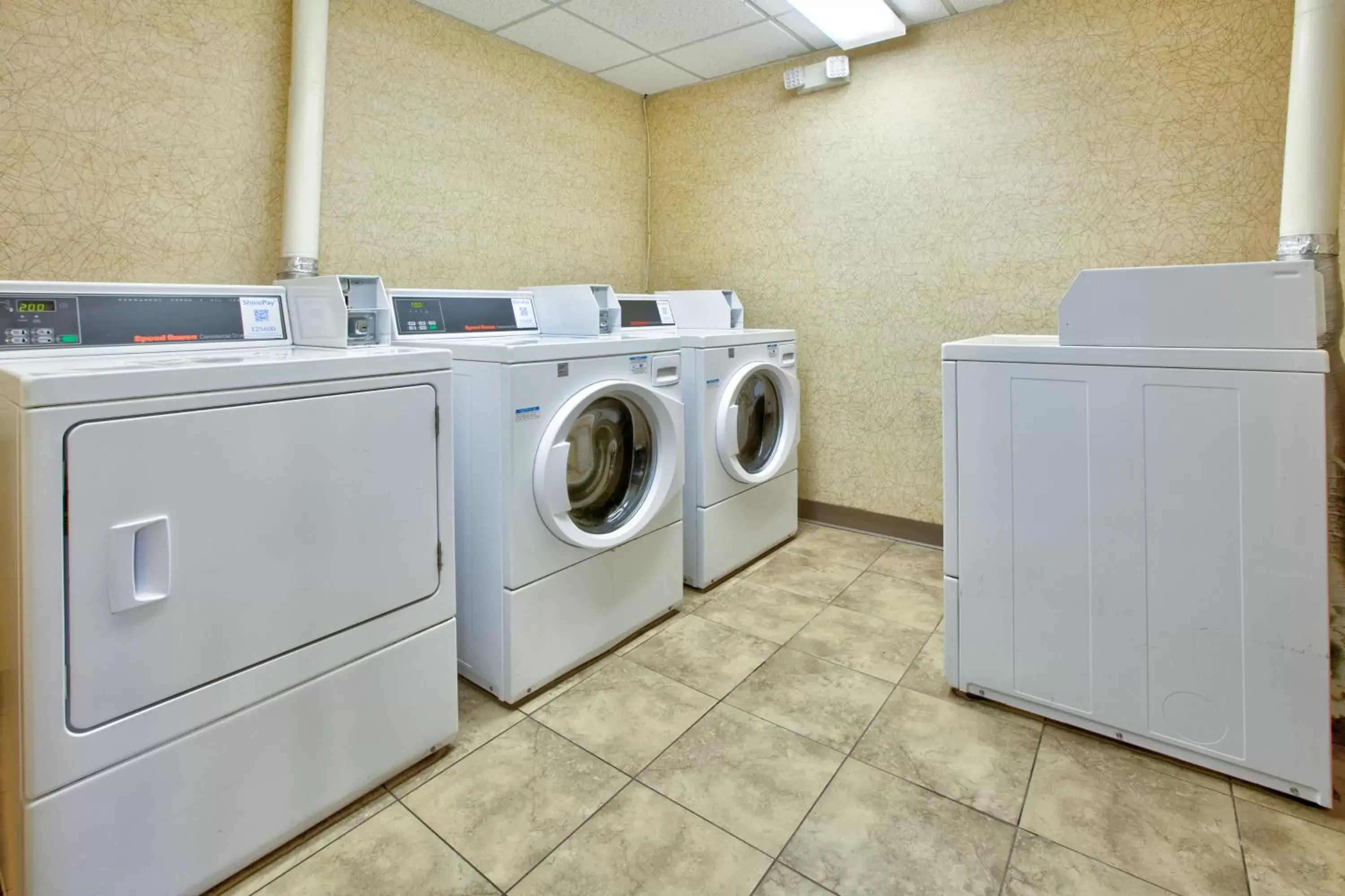 laundry, Kitchen/Kitchenette in Holiday Inn & Suites Santa Maria, an IHG Hotel