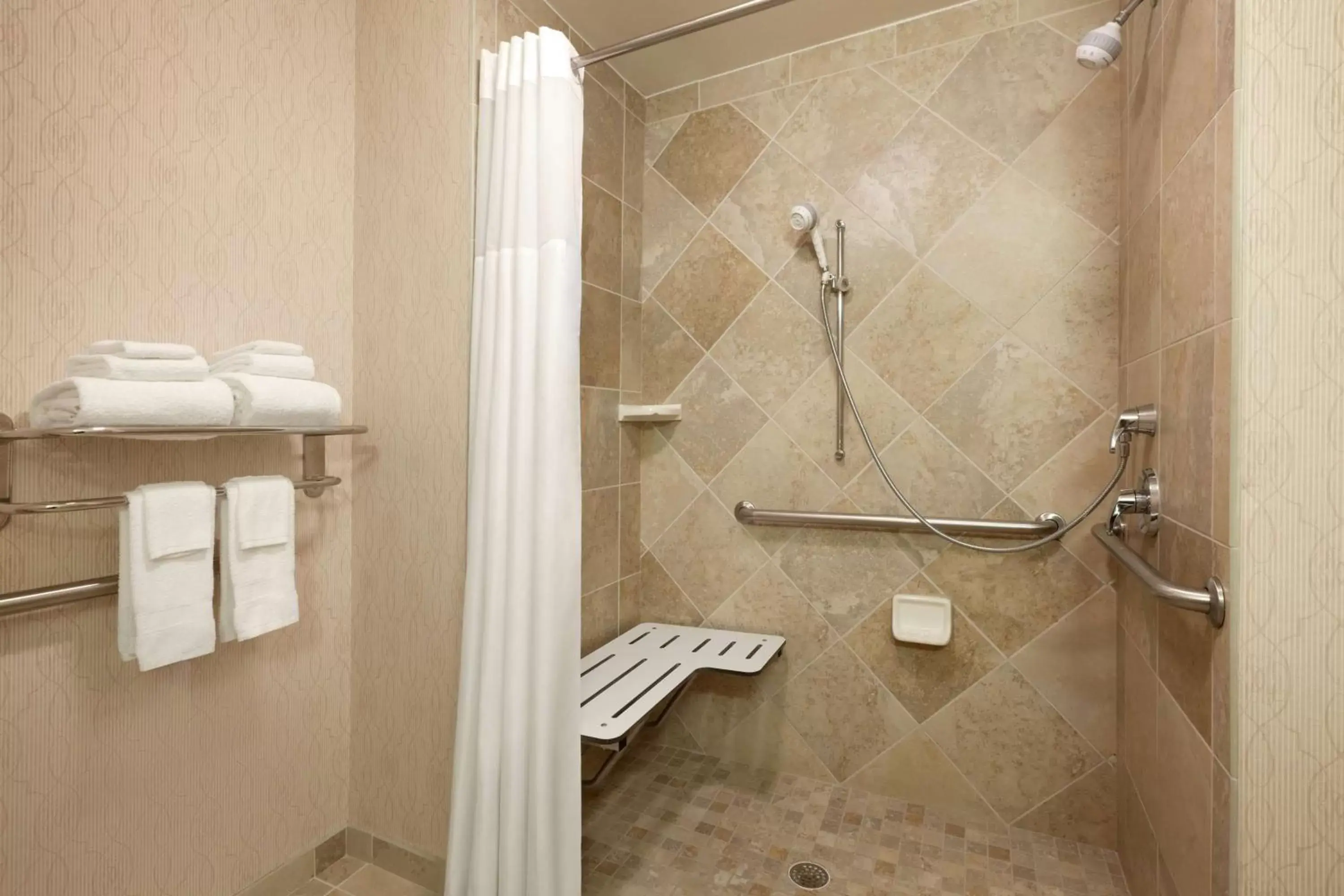 Bathroom in Hampton Inn & Suites Washington-Dulles International Airport