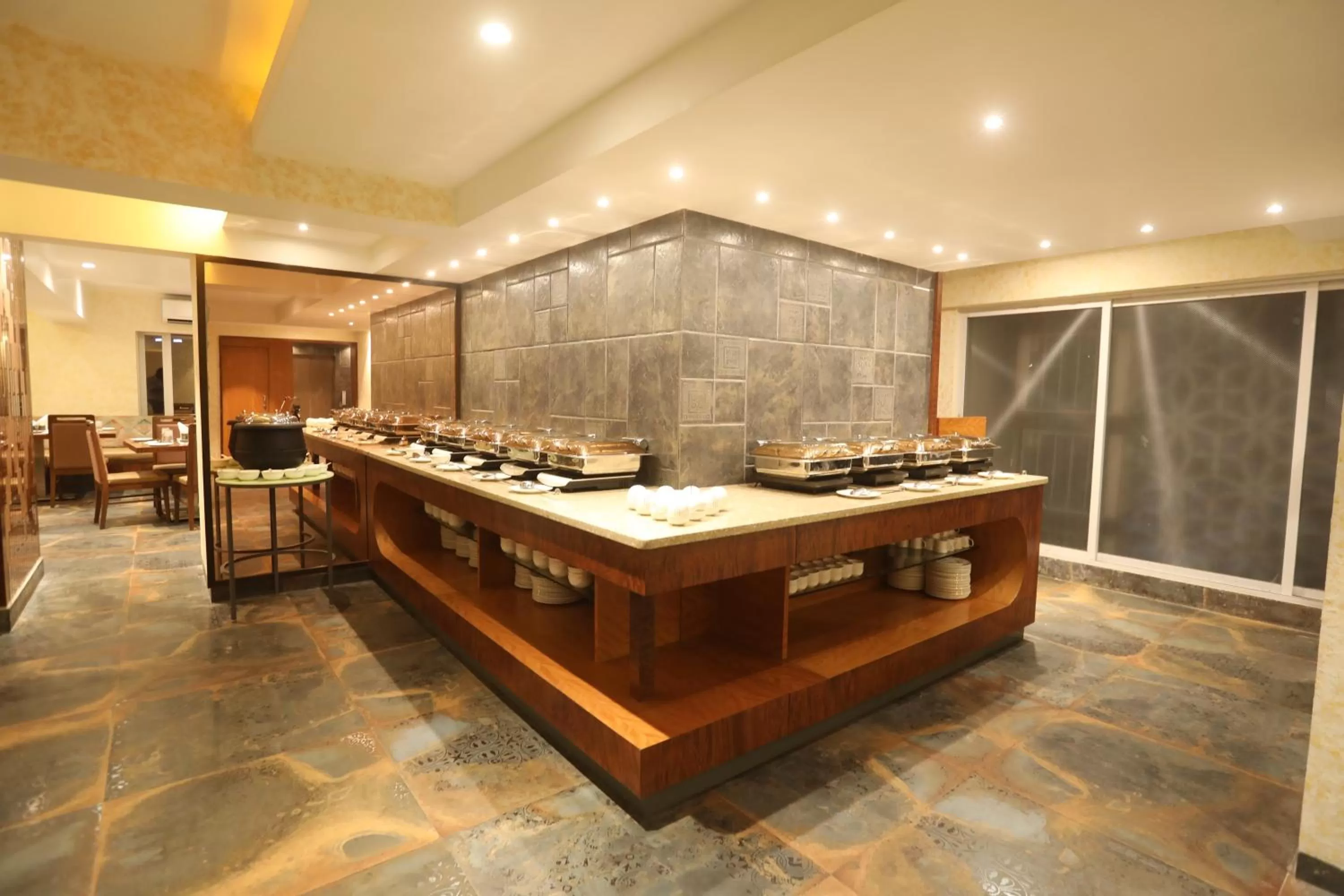 Restaurant/places to eat in Hotel Cliffton