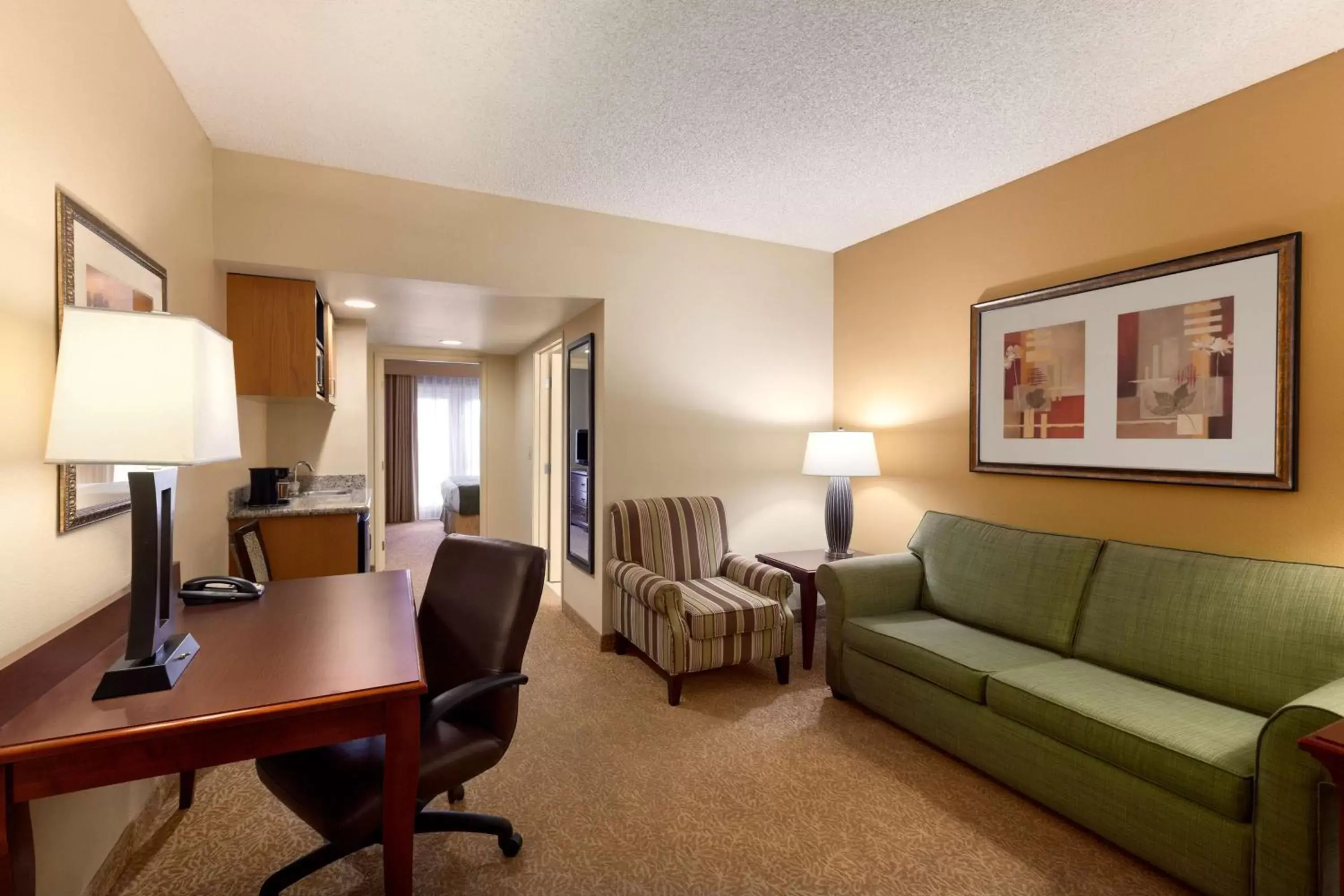 Photo of the whole room, Seating Area in Country Inn & Suites by Radisson, Mesa, AZ