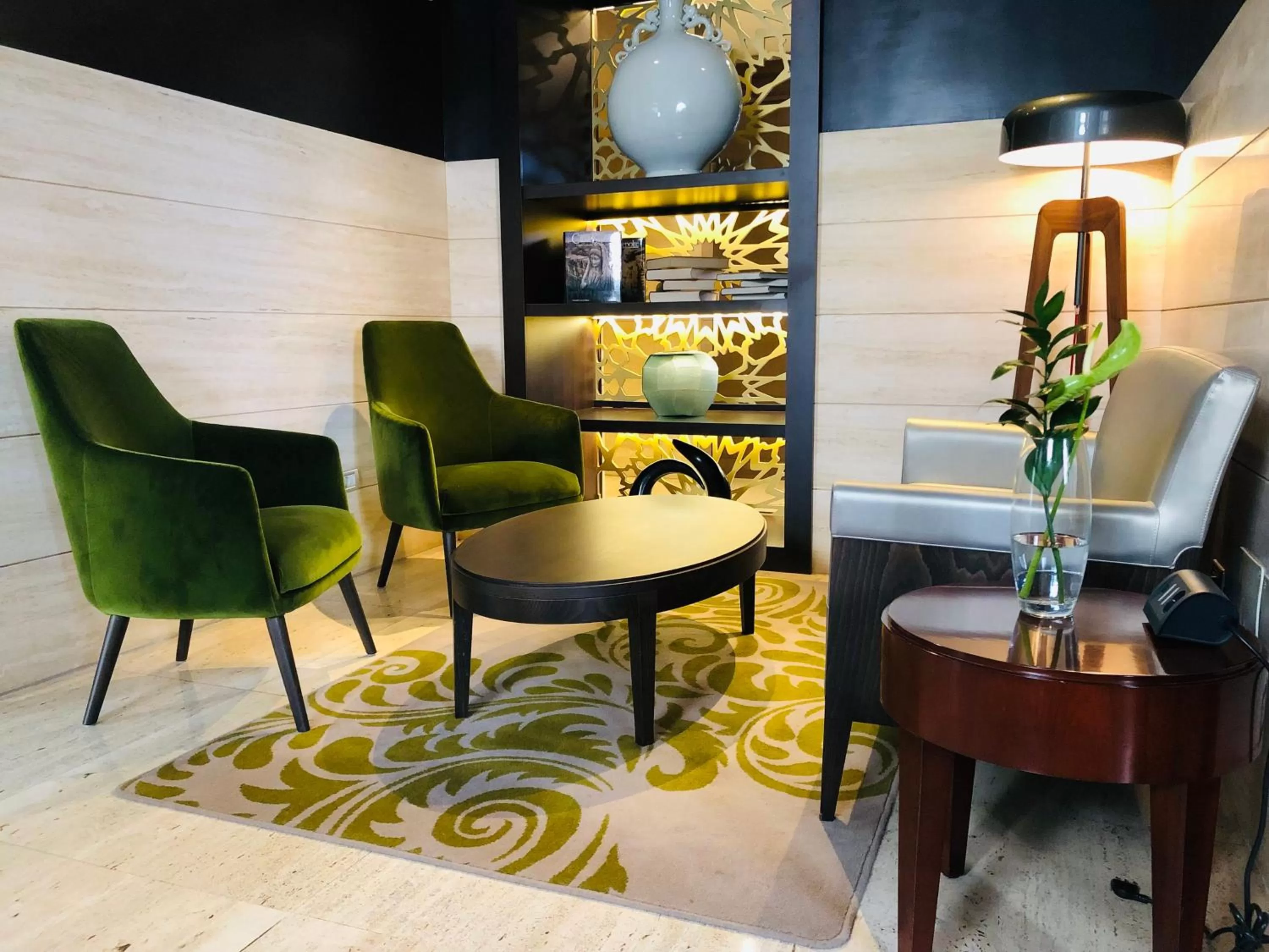 Lounge or bar in Hotel Indigo Rome - St. George by IHG