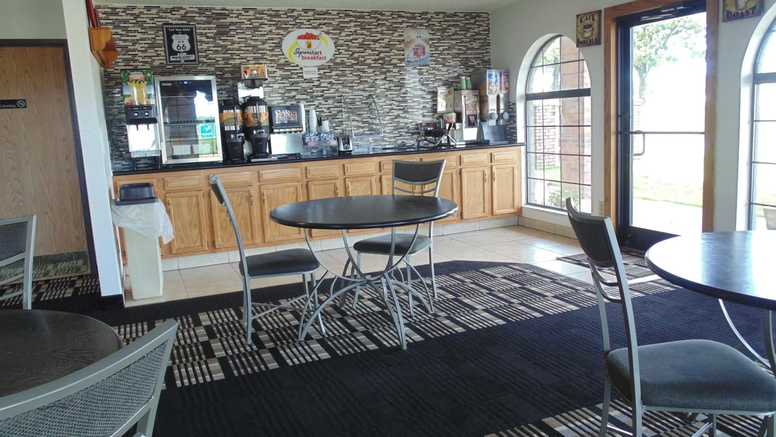 Dining area in Super 8 by Wyndham Sapulpa/Tulsa Area