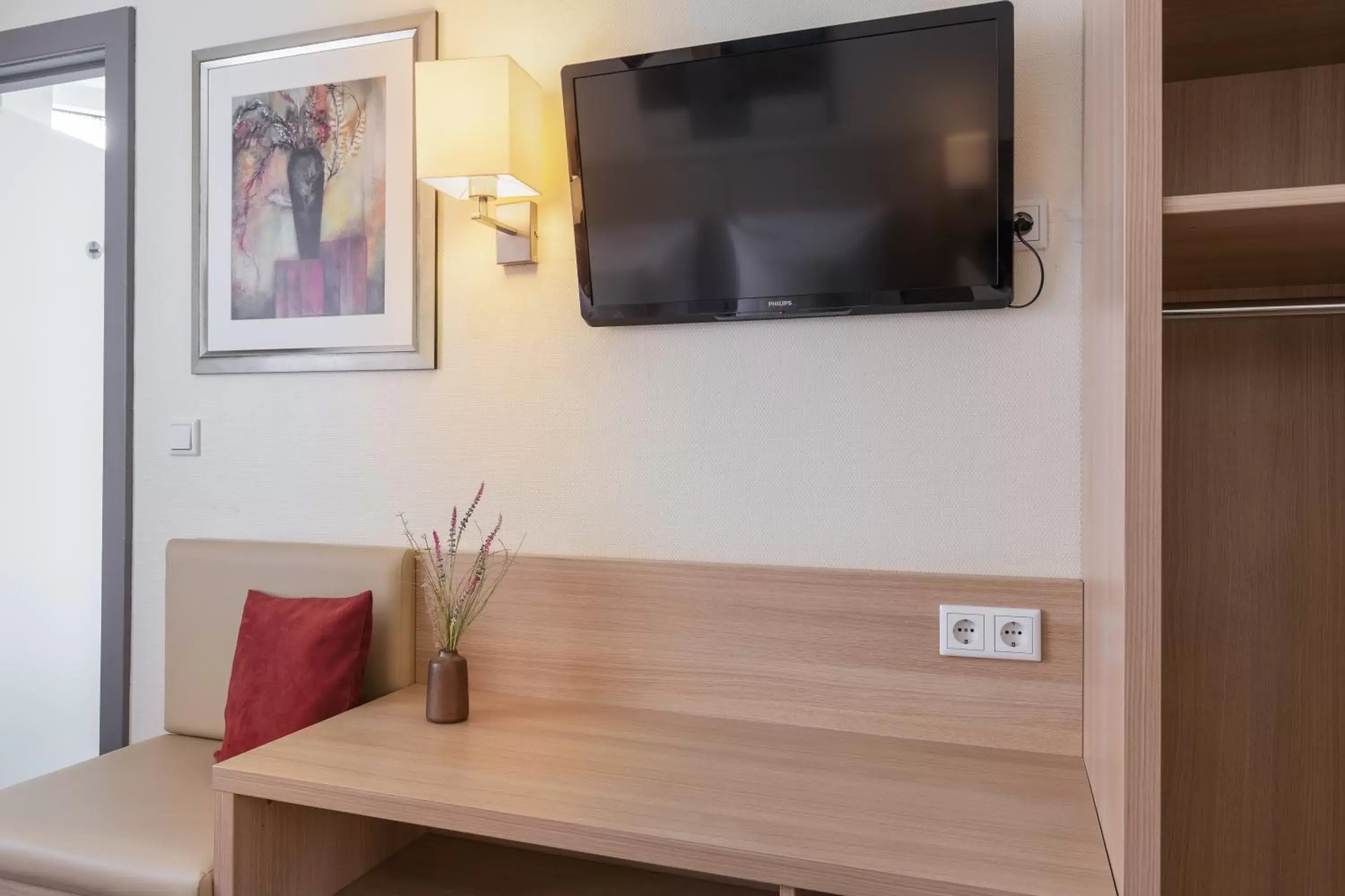 TV and multimedia, TV/Entertainment Center in Select Hotel Tiefenthal