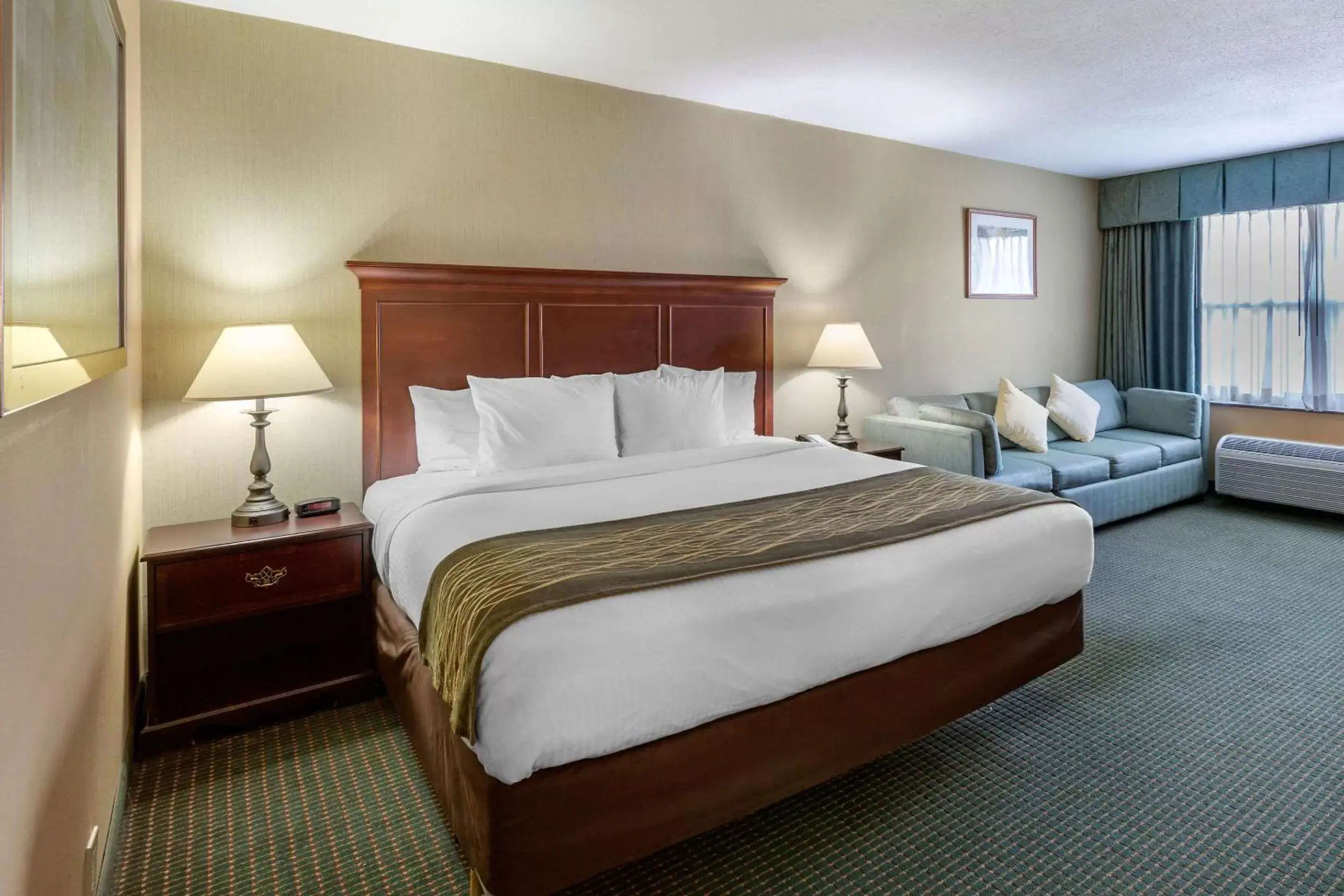 Photo of the whole room, Bed in Clarion Inn Falls Church- Arlington