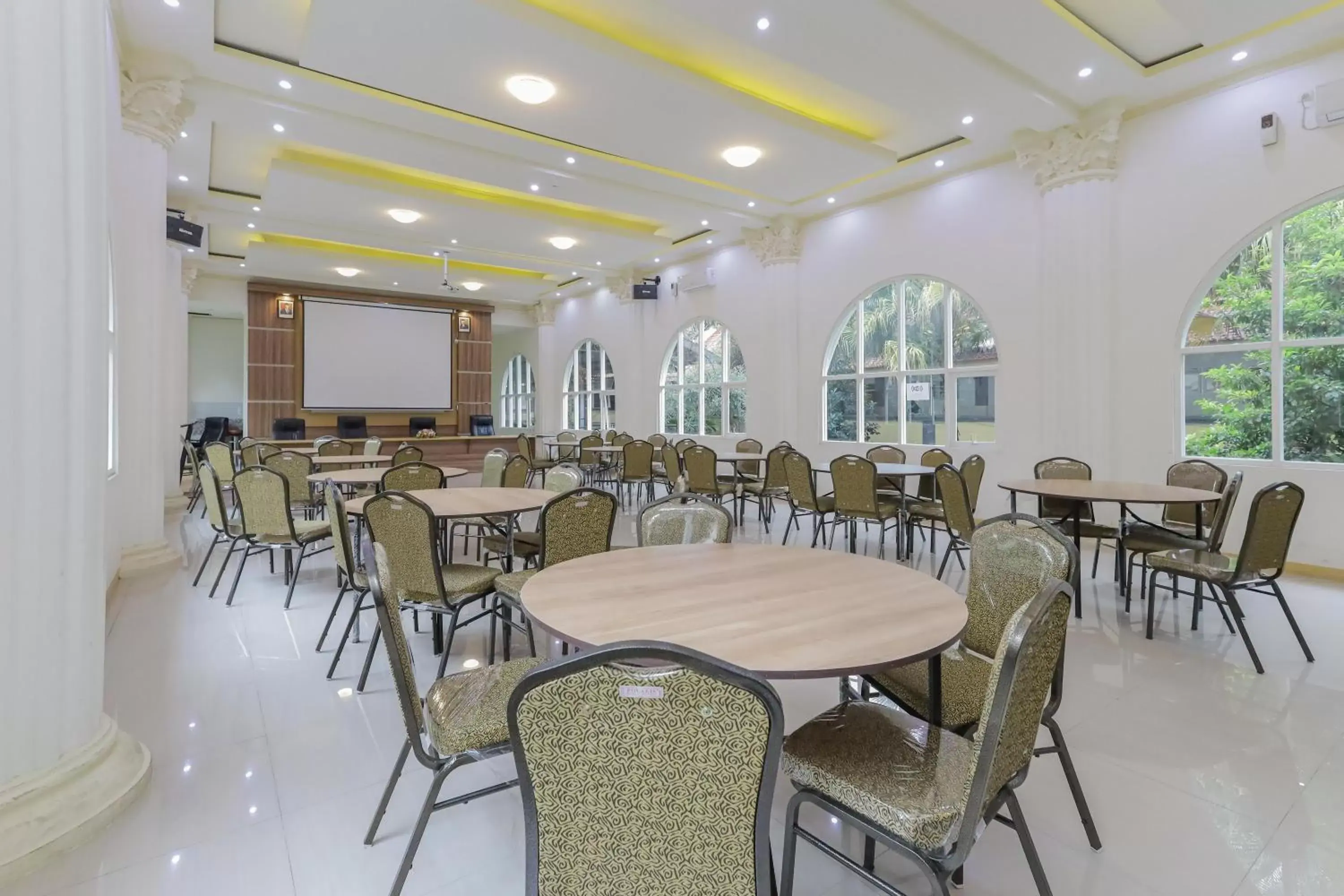 Restaurant/places to eat in RedDoorz Syariah @ Klojen Malang Restaurant/places to eat in RedDoorz Syariah @ Klojen Malang