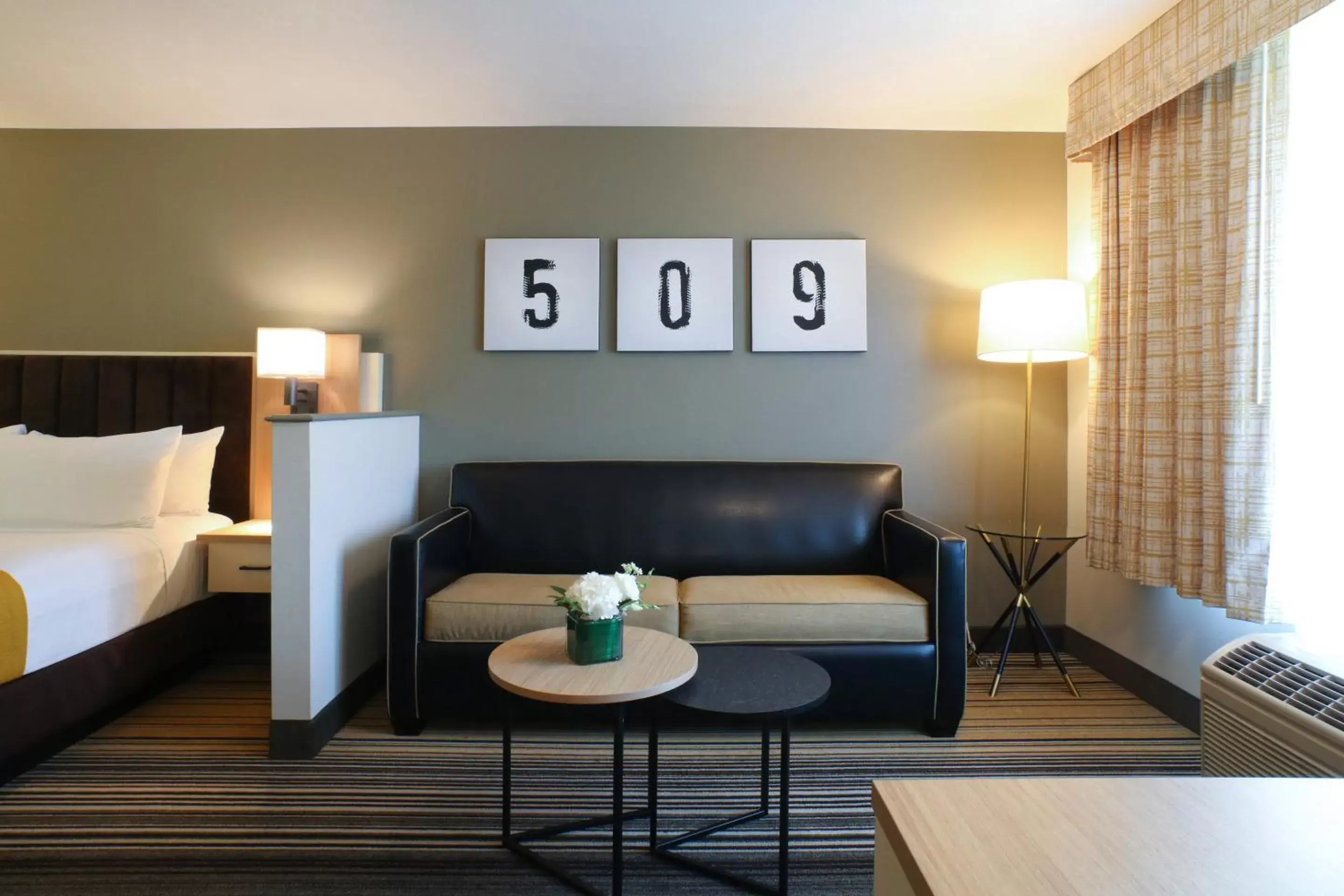 Living room, Seating Area in Oxford Suites Spokane Valley