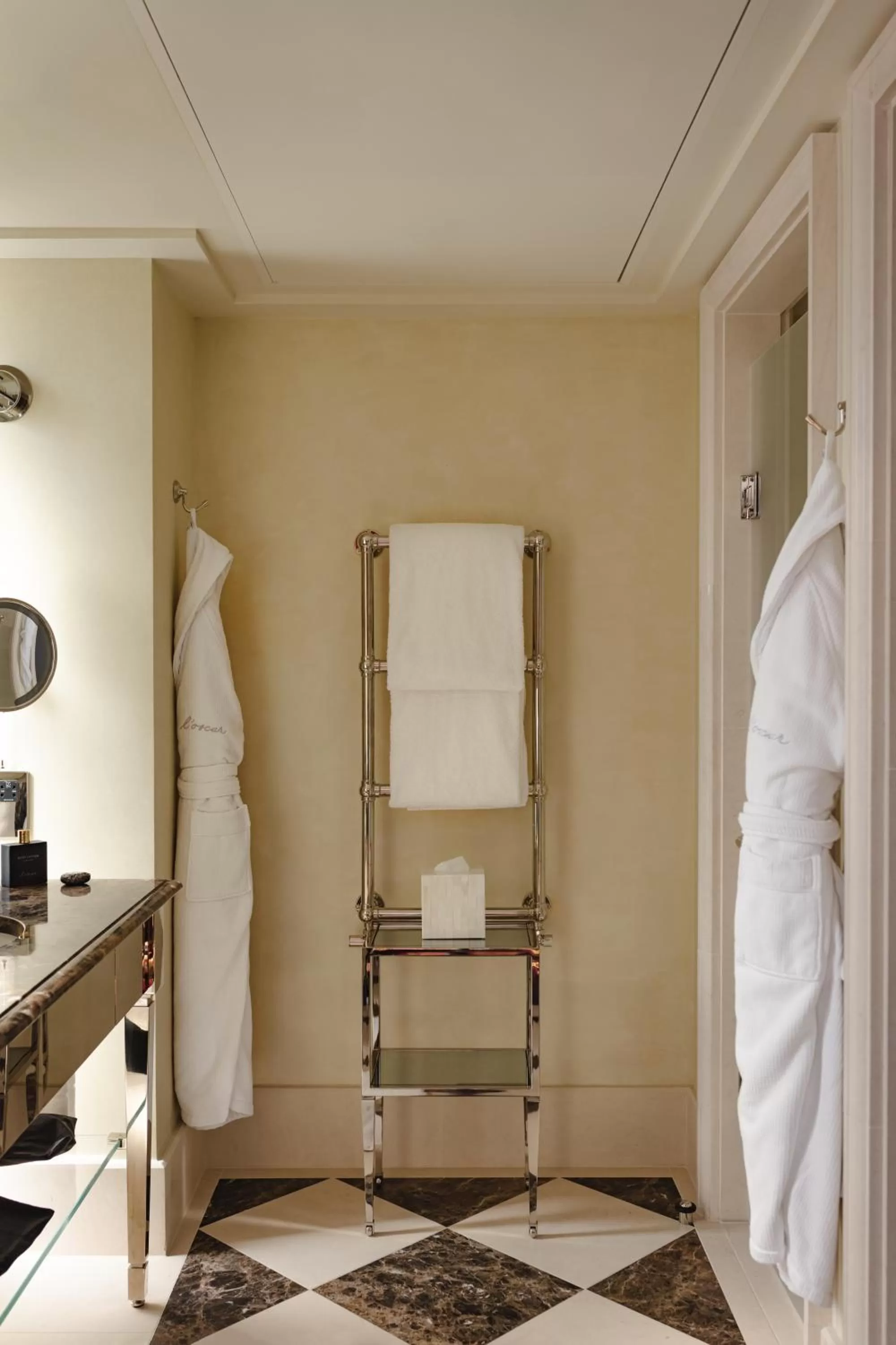 Shower in L'oscar London