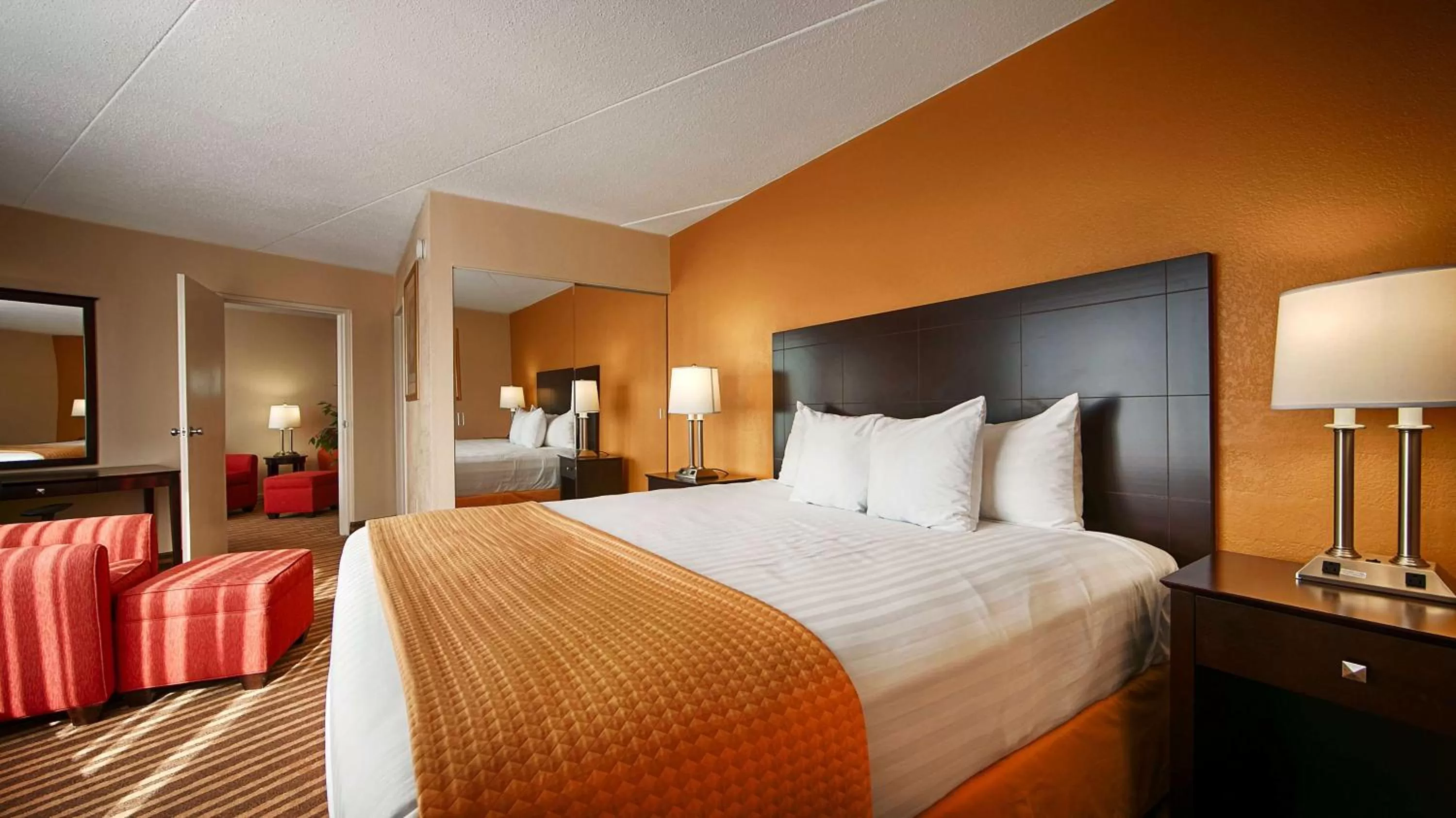 Photo of the whole room, Bed in Chattanooga Heritage Inn