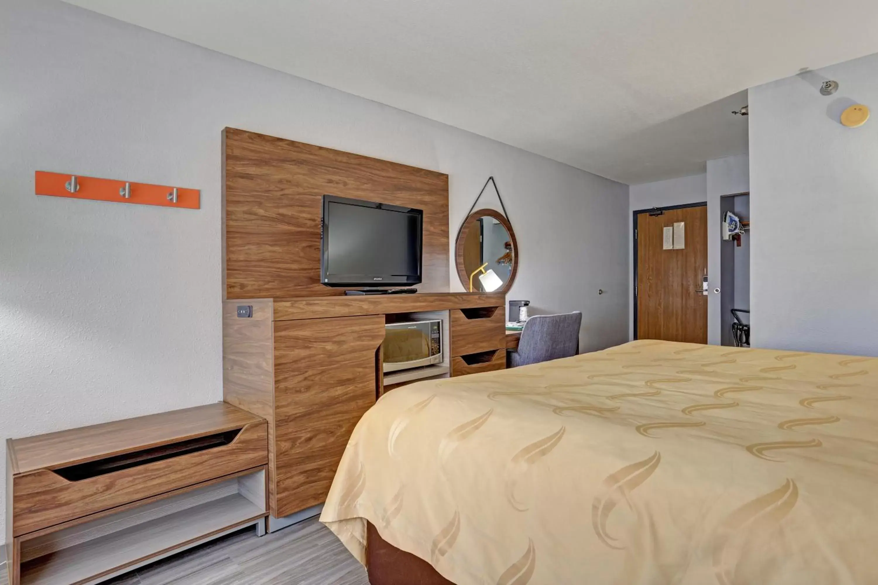 Bedroom, TV/Entertainment Center in Quality Inn Pierre-Fort Pierre