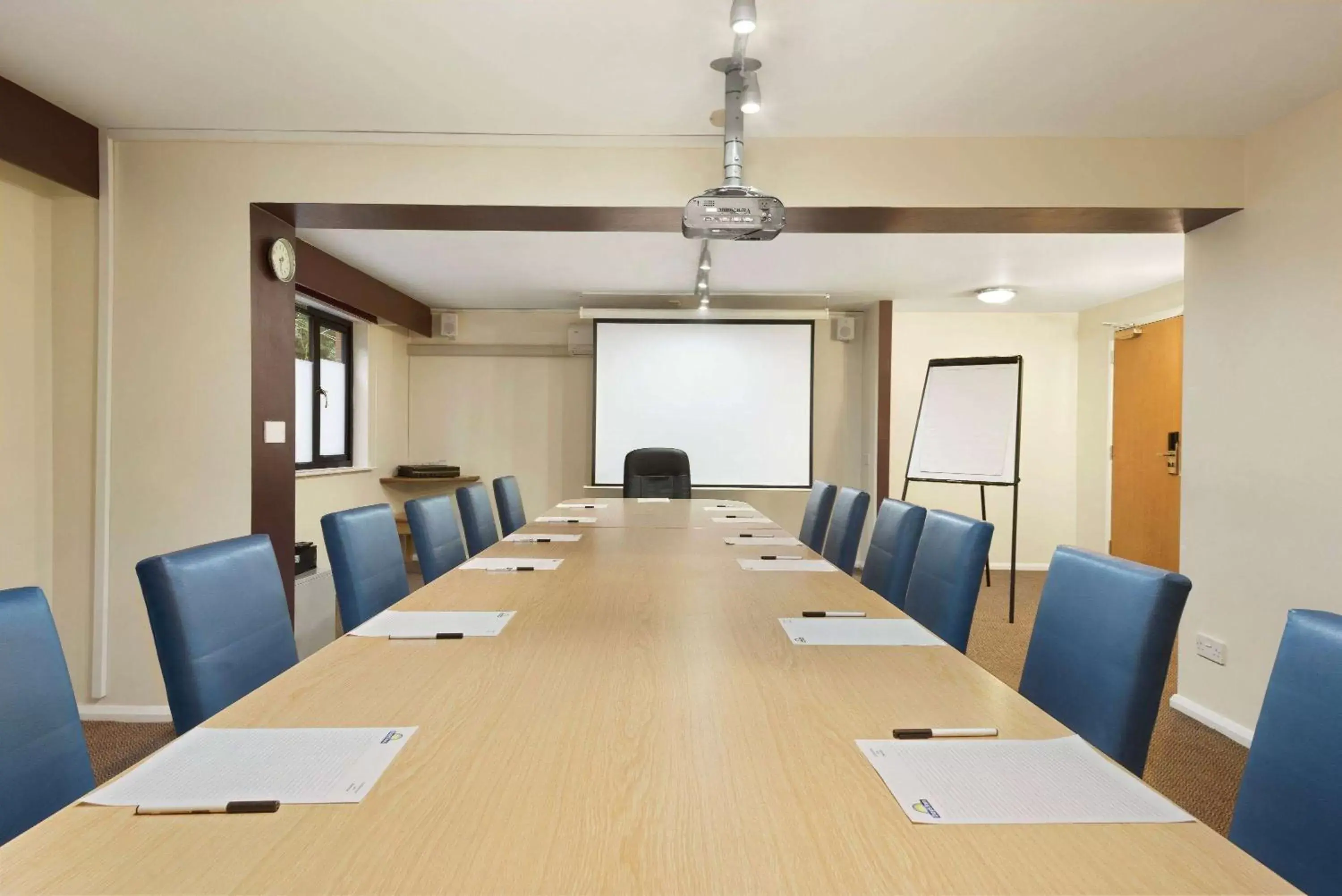 Meeting/conference room in Days Inn Warwick Northbound M40