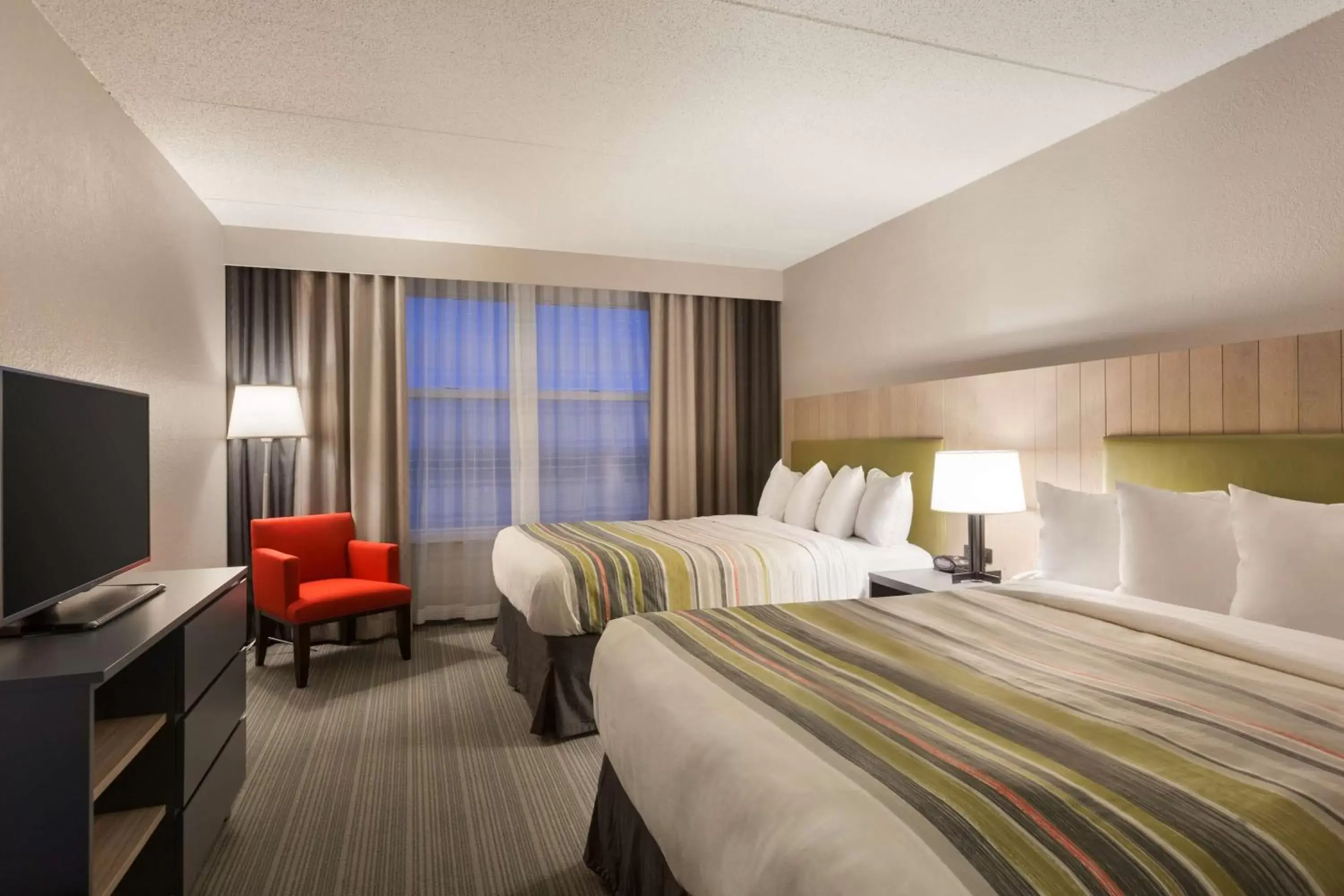 Photo of the whole room, Bed in Country Inn & Suites by Radisson, Bloomington at Mall of America, MN