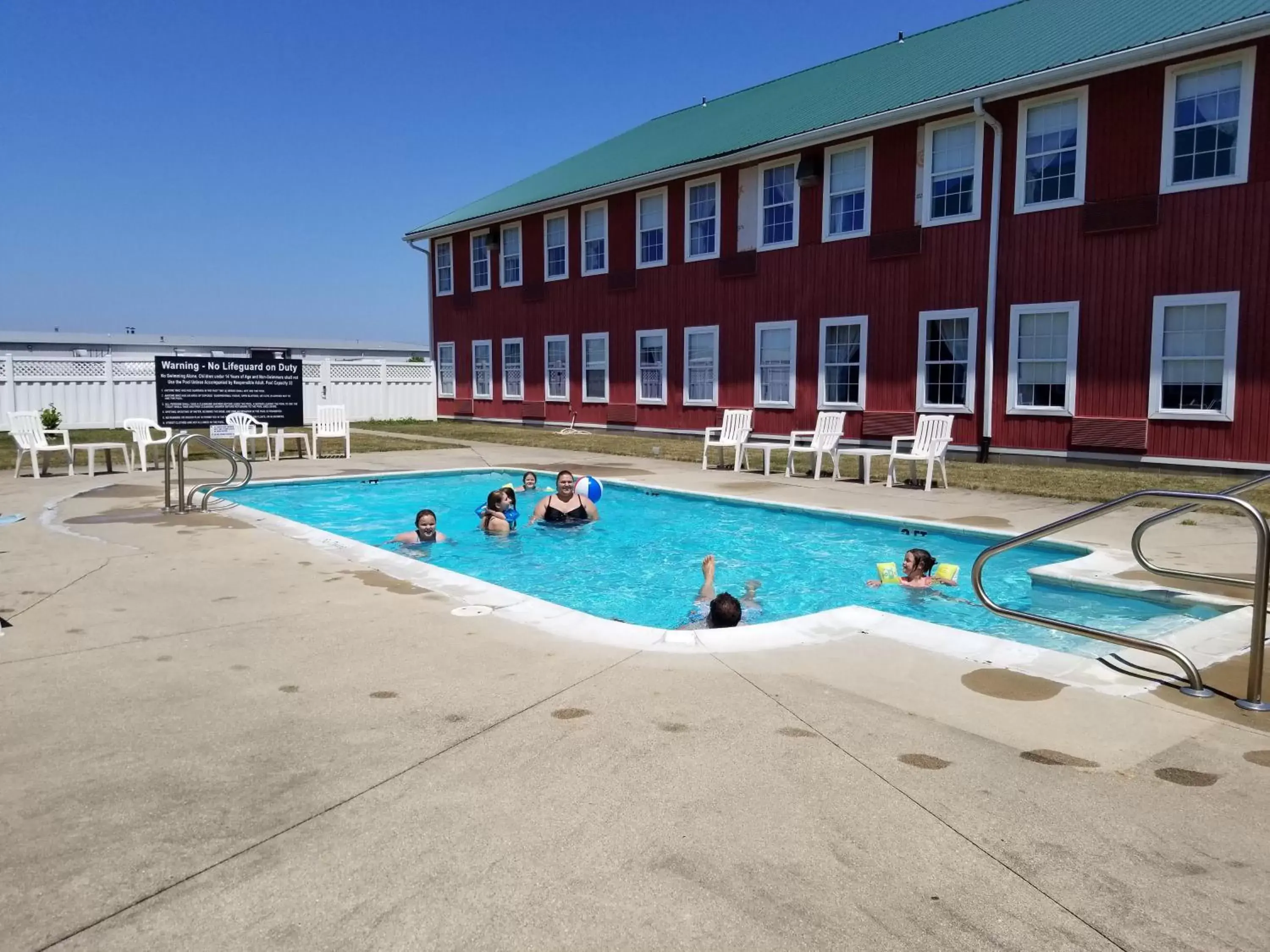 , Swimming Pool in CountrySide Inn