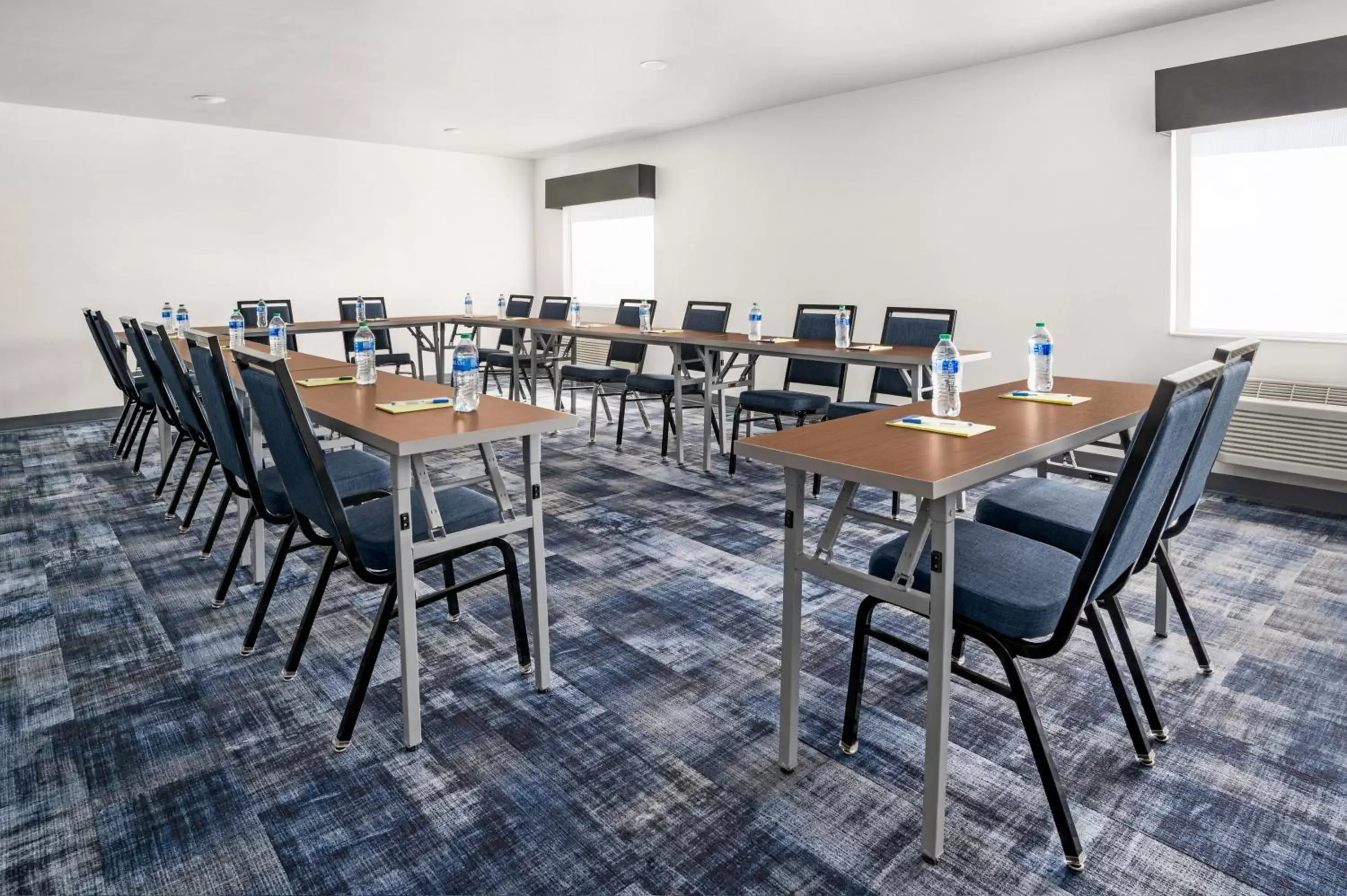 Meeting/conference room in La Quinta Inn by Wyndham Columbus Dublin