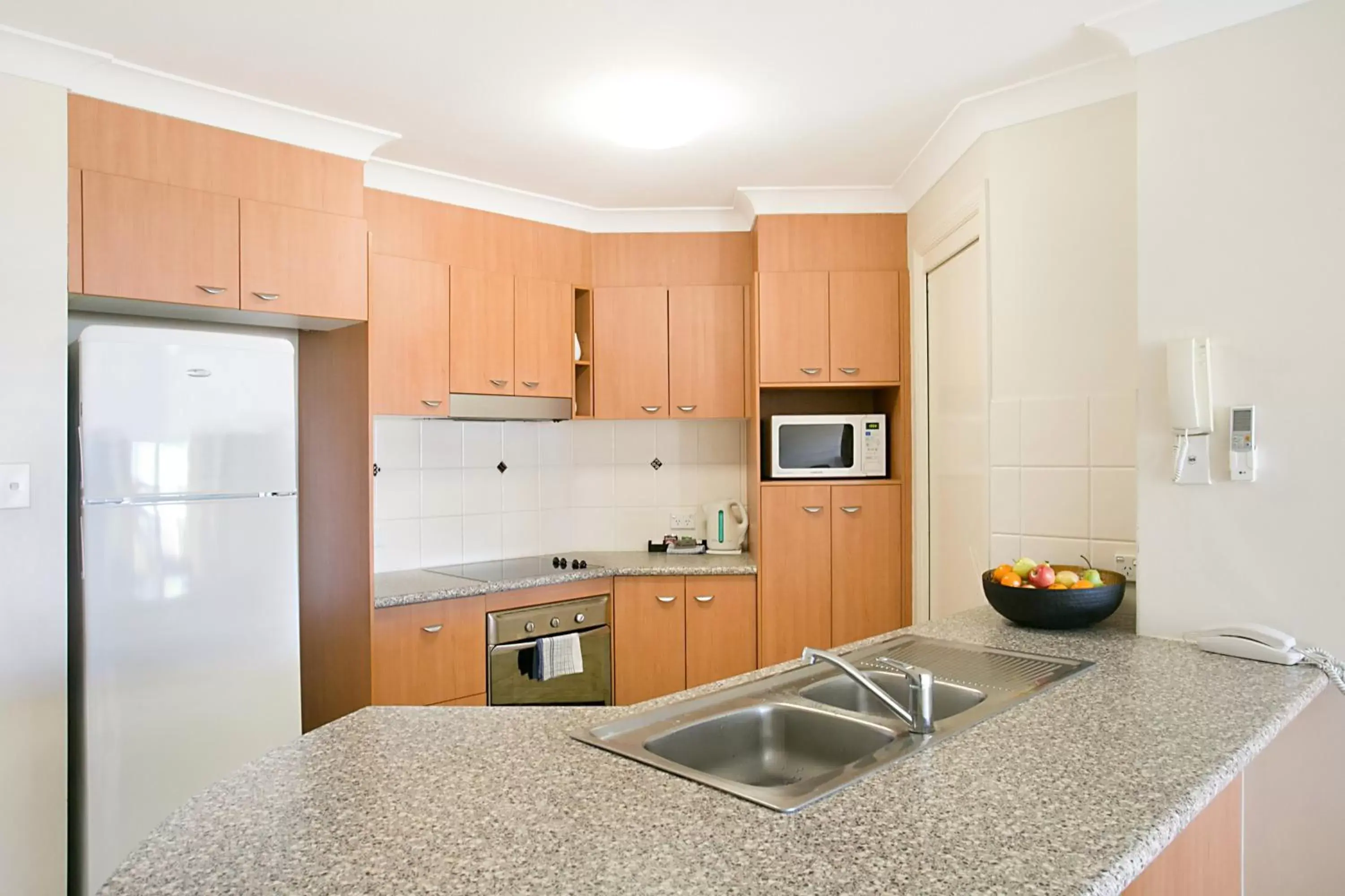 Coffee/tea facilities, Kitchen/Kitchenette in Sandcastles On The Broadwater