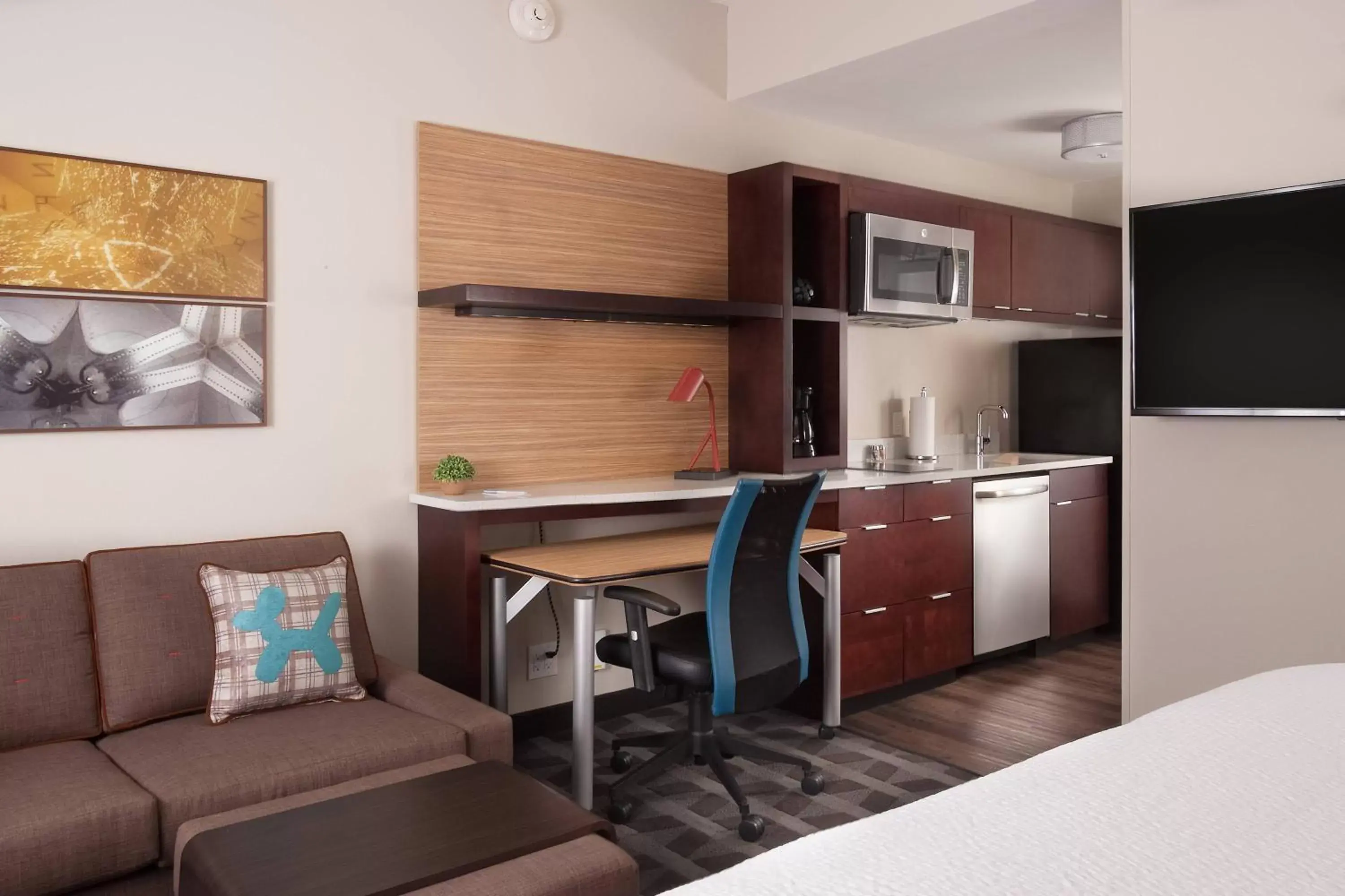 Bedroom, Kitchen/Kitchenette in TownePlace Suites by Marriott Charleston Airport/Convention Center