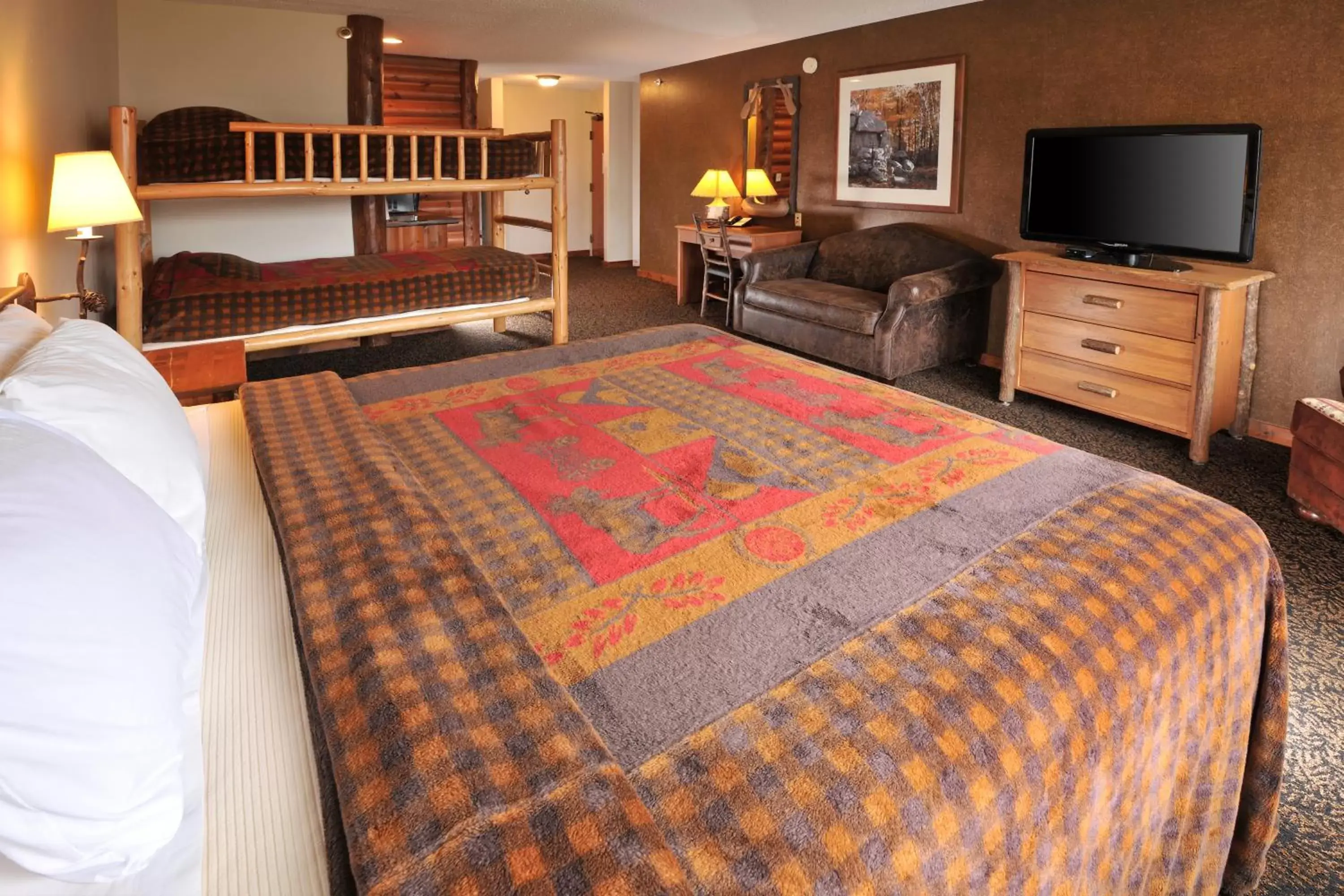 Bed, TV/Entertainment Center in Stoney Creek Hotel Wausau - Rothschild