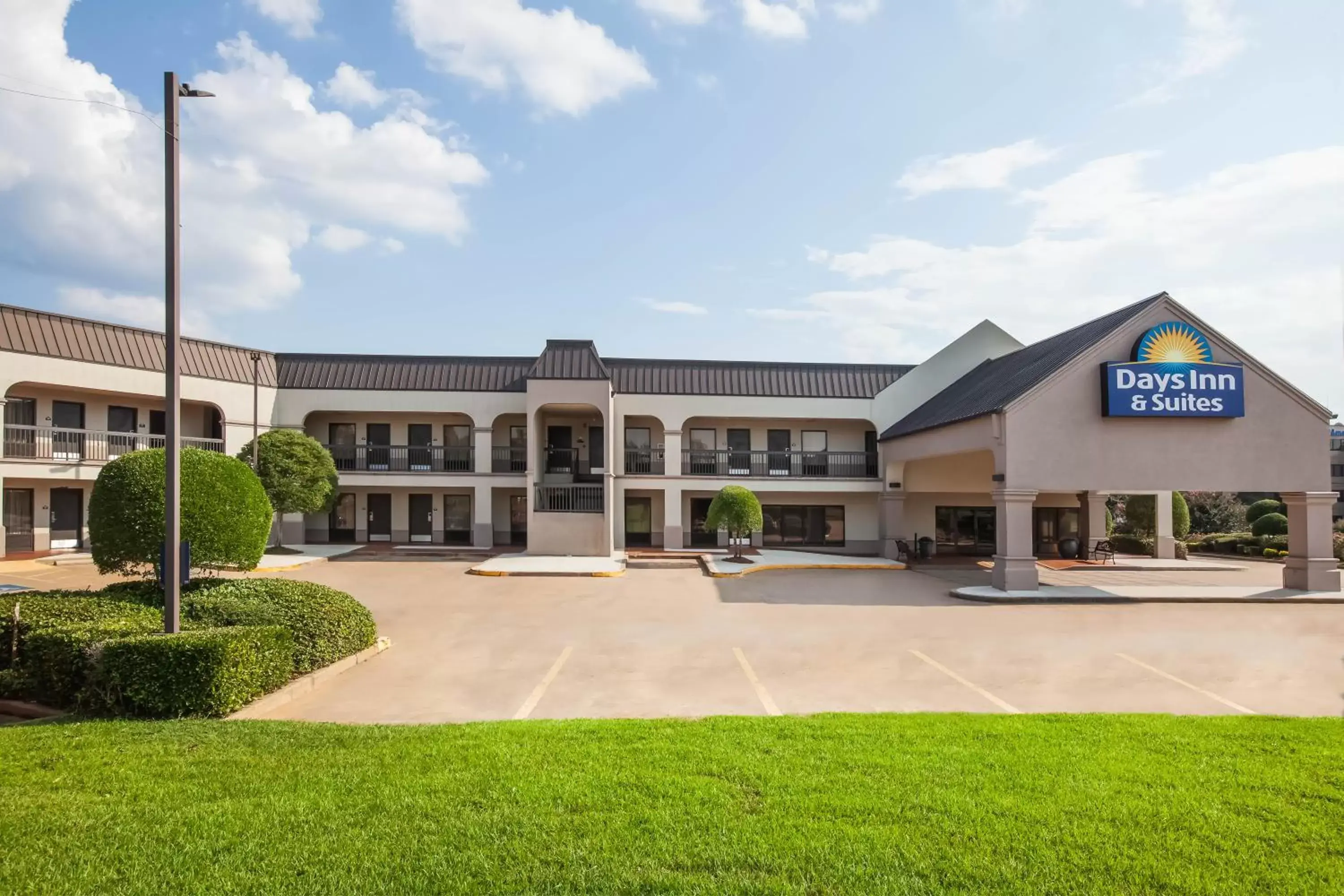 Facade/entrance, Property Building in Days Inn & Suites by Wyndham Tyler