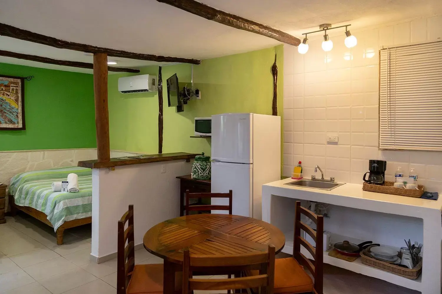 Kitchen or kitchenette in Hotel Amar Inn