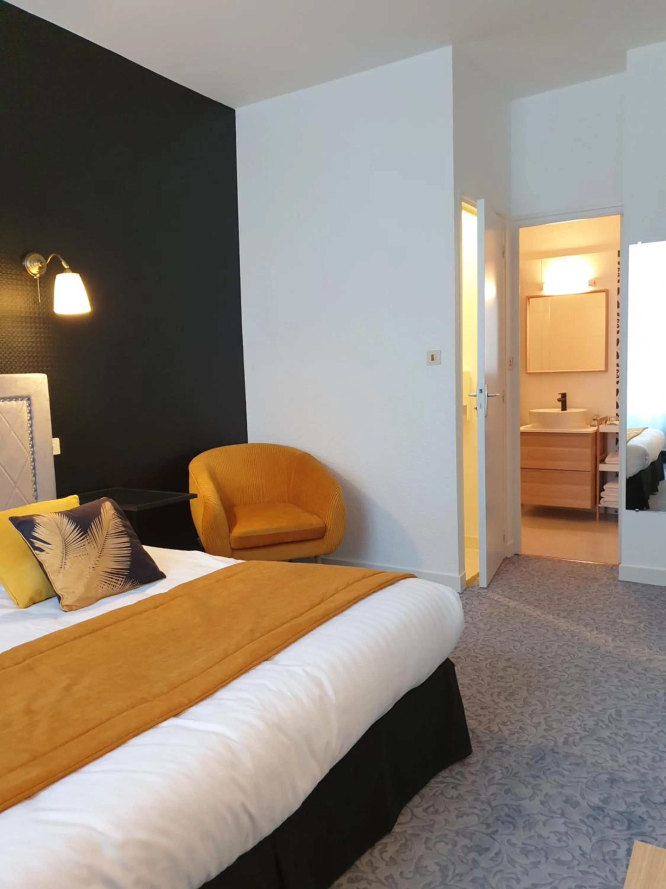 View (from property/room), Bed in Hôtel Le Rohan Charme et Caractère