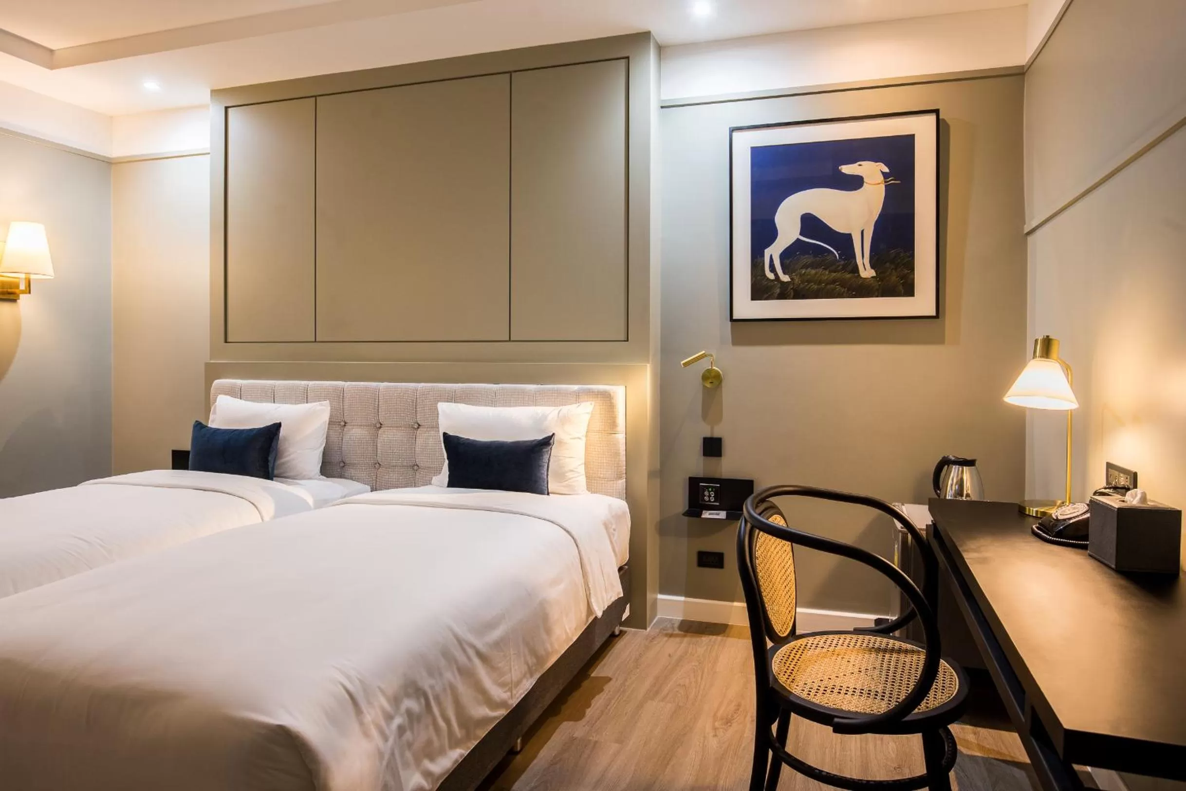 Bedroom, Bed in Hotel Thomas Bangkok