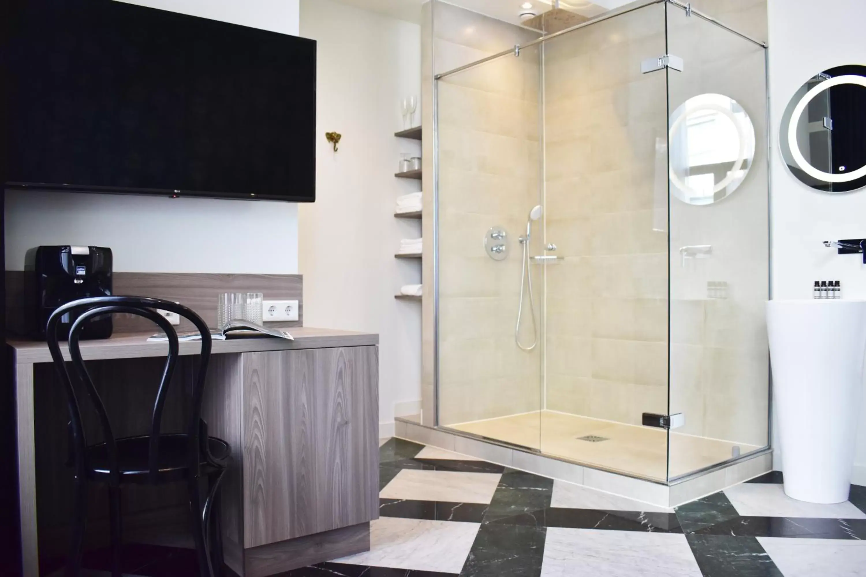 Bathroom, TV/Entertainment Center in Brasss Hotel Suites