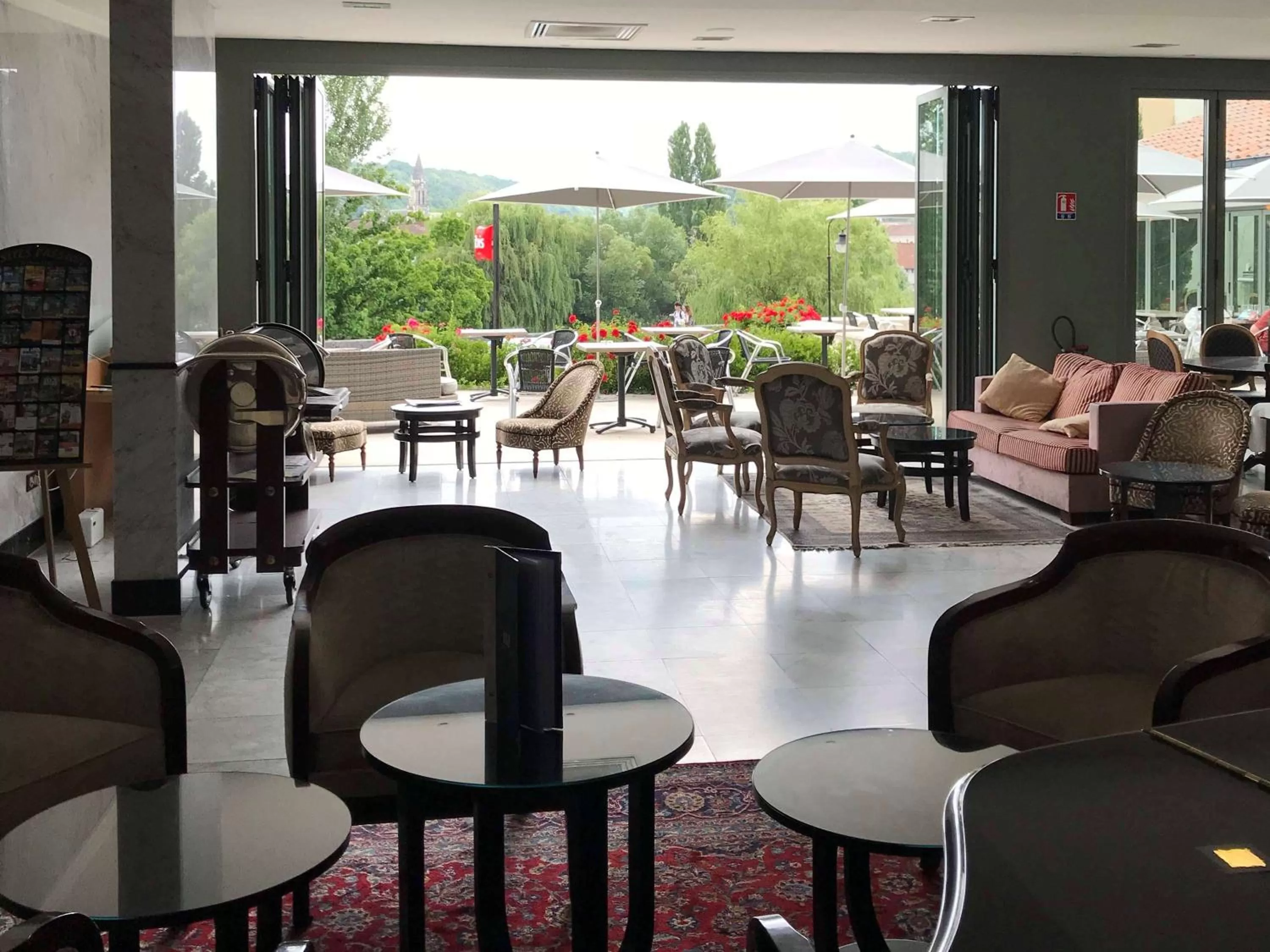 Lounge or bar in ibis Périgueux Centre