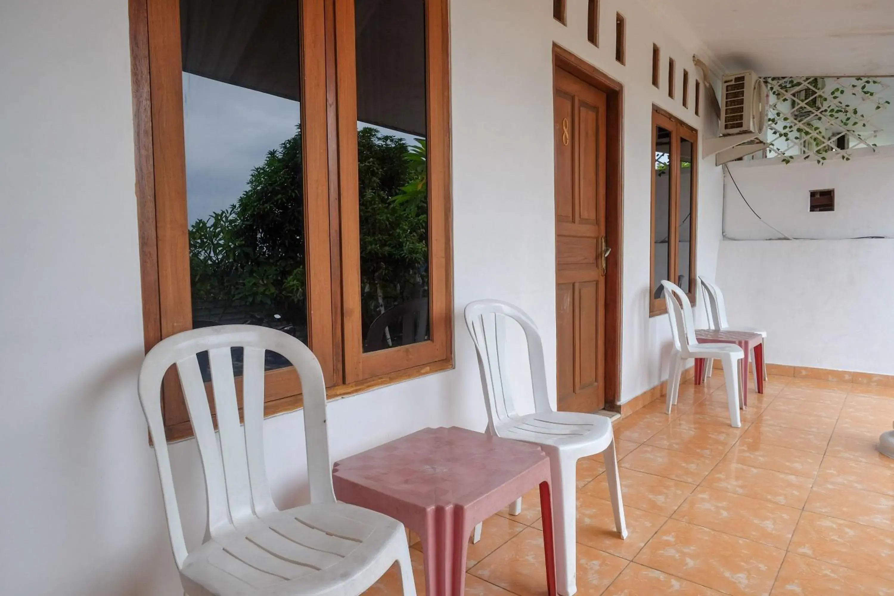 Balcony/Terrace, Dining Area in RedDoorz at Paris Ocean